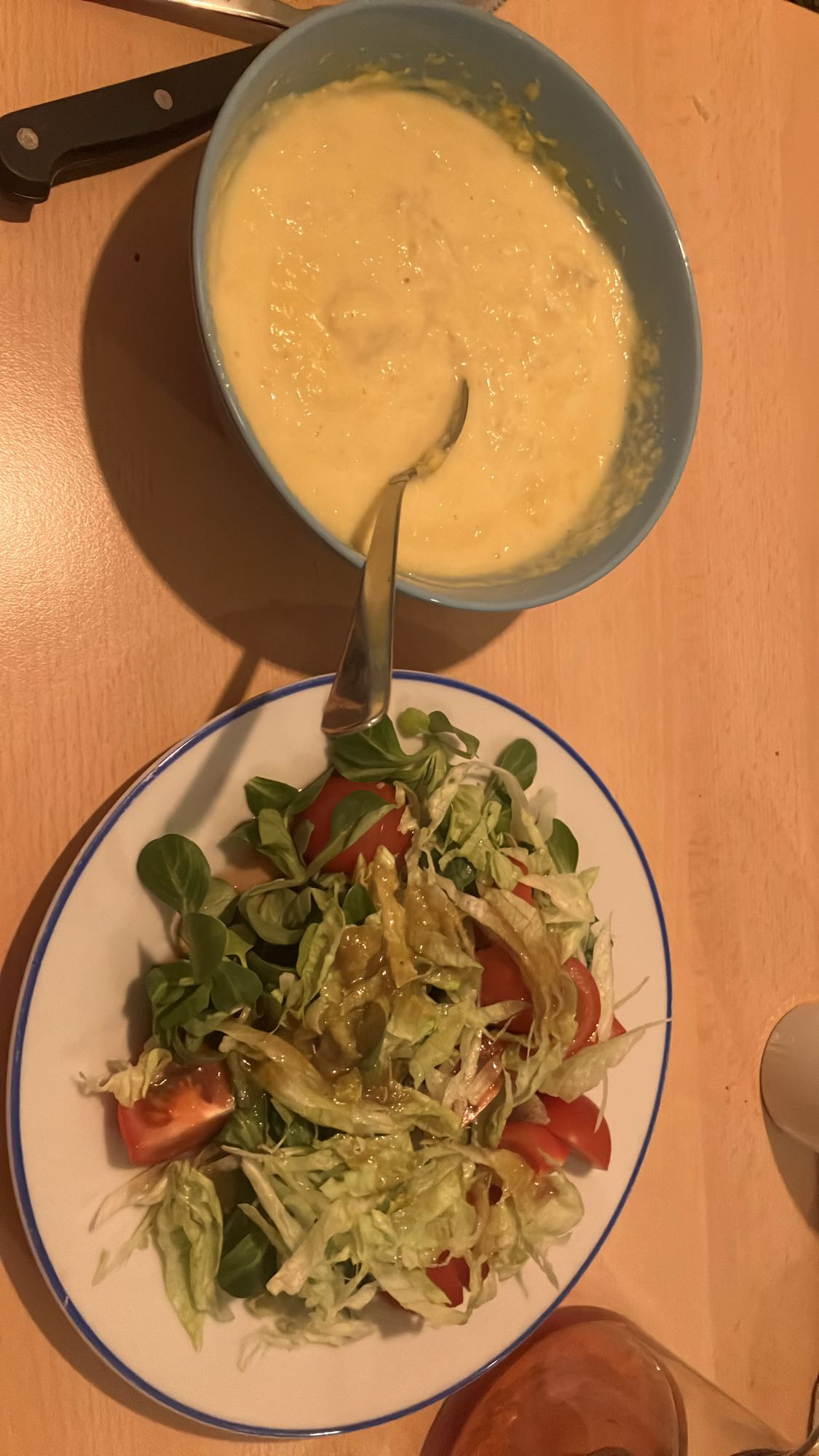 Sopa cremosa e salada fresca