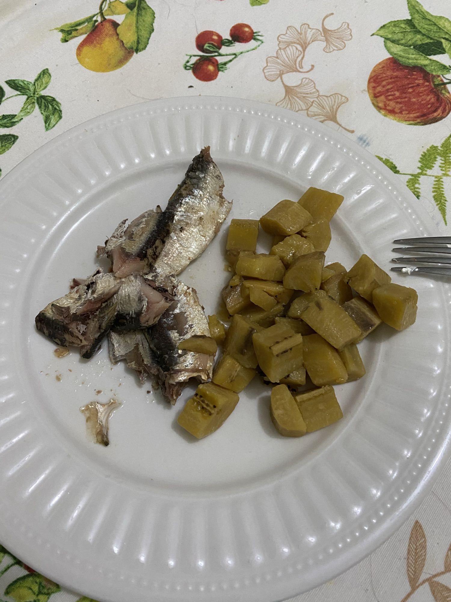 Sardinas y plátano hervido