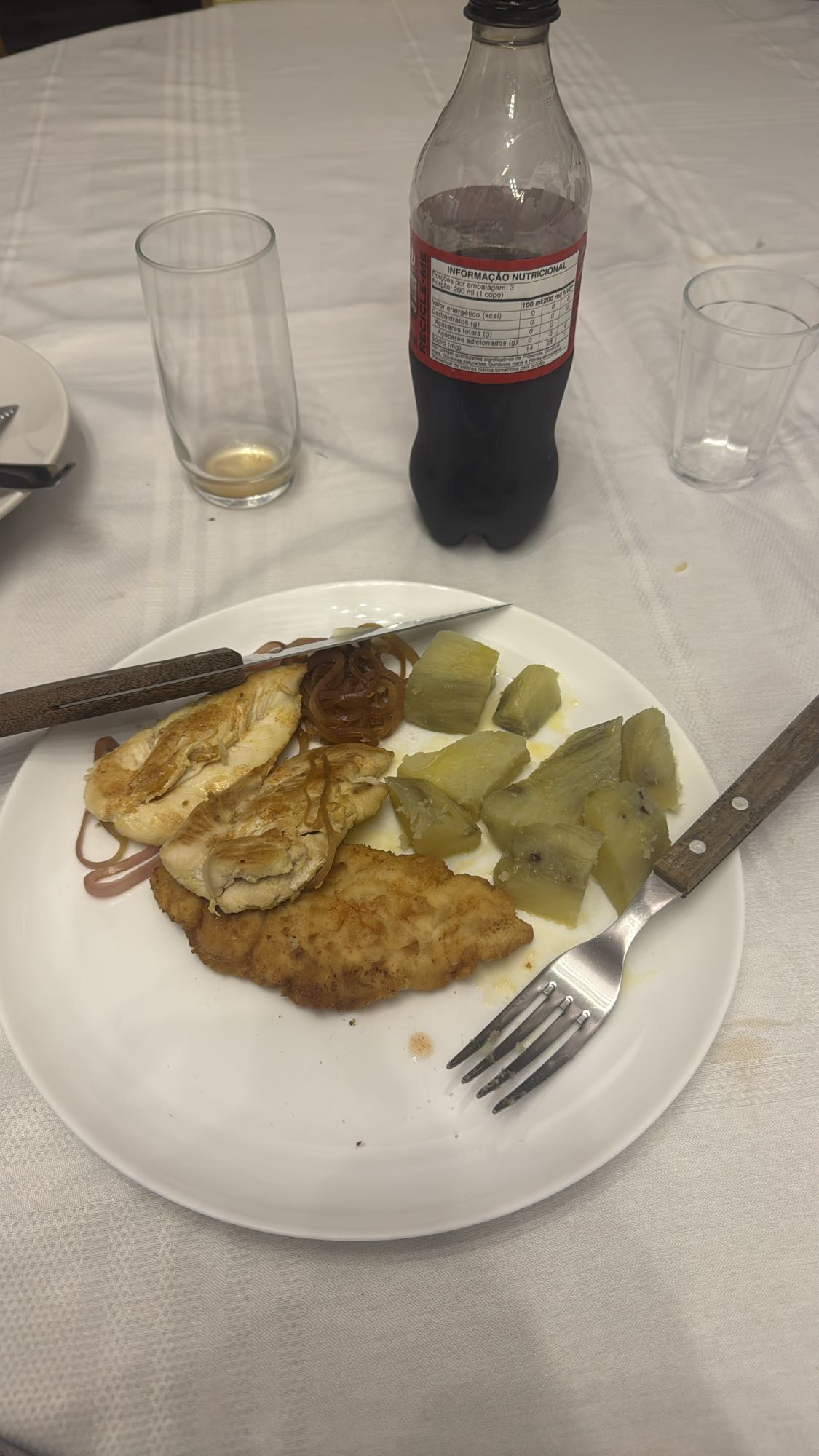 Frango, mandioca e refrigerante