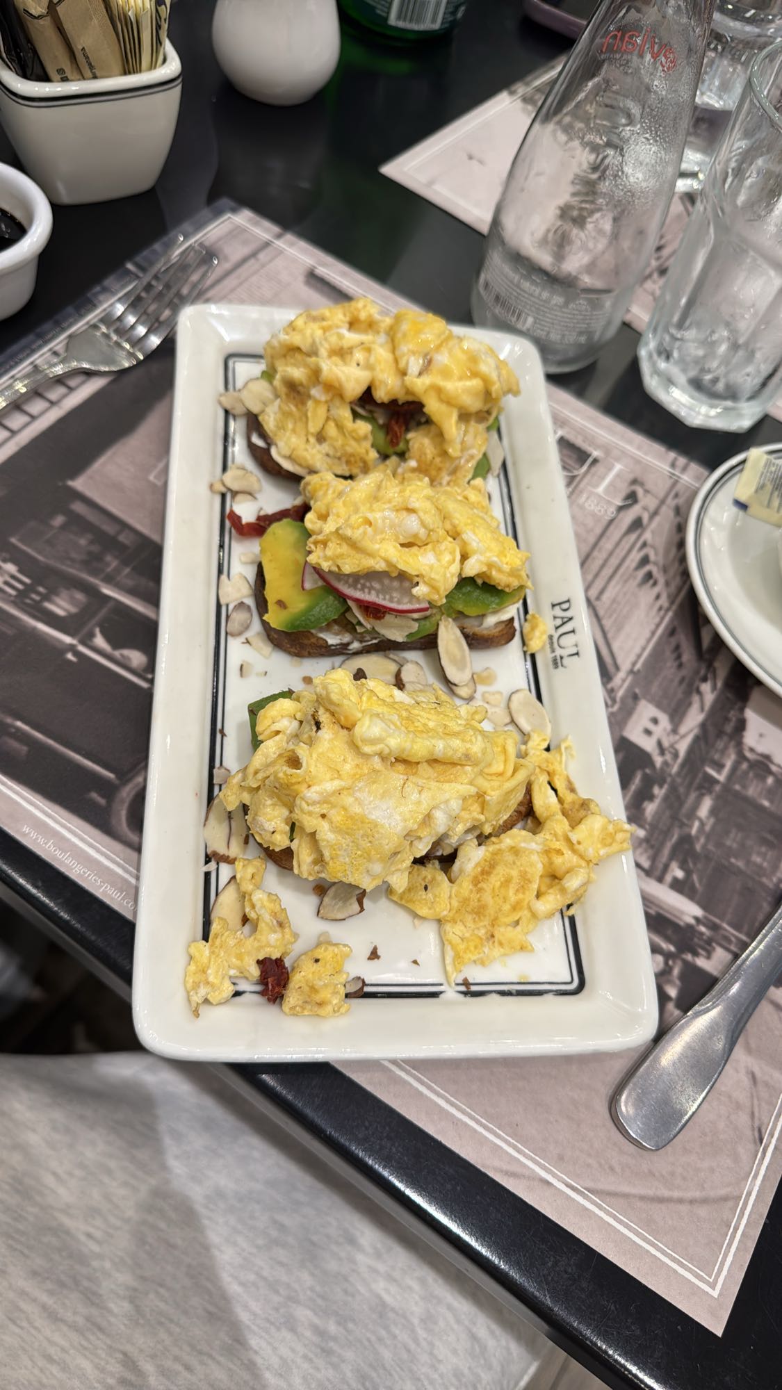 Tostadas con huevo revuelto