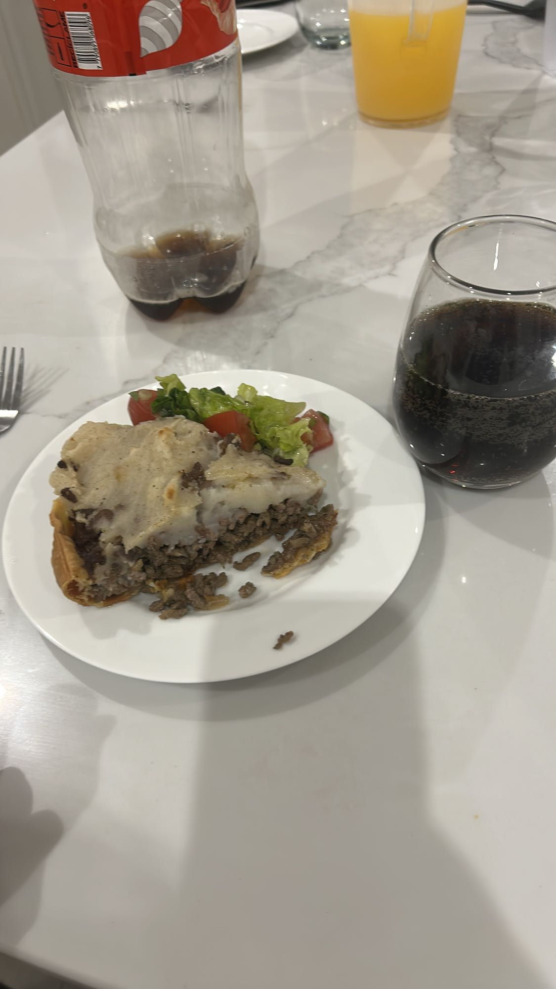 pastel de carne con ensalada