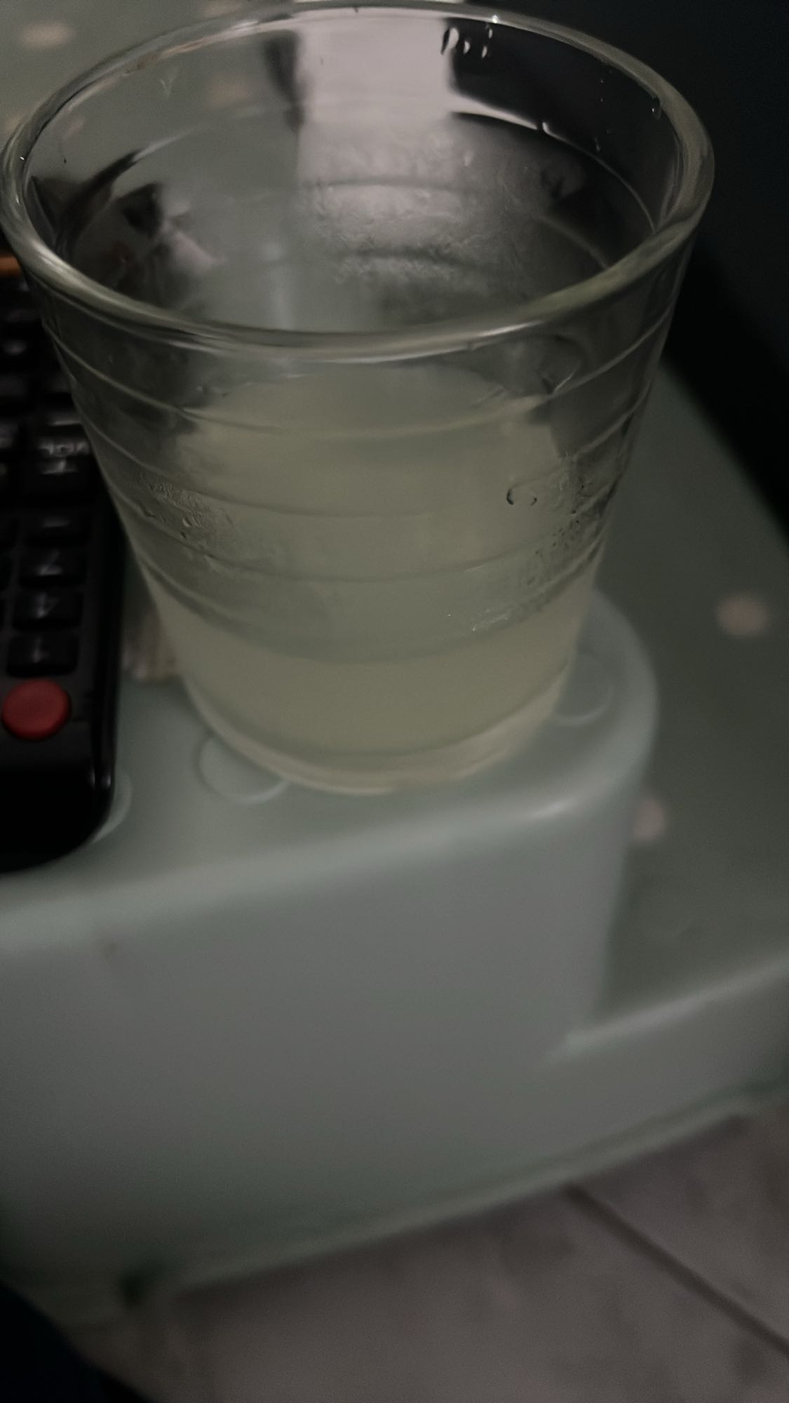 vaso de agua con limón