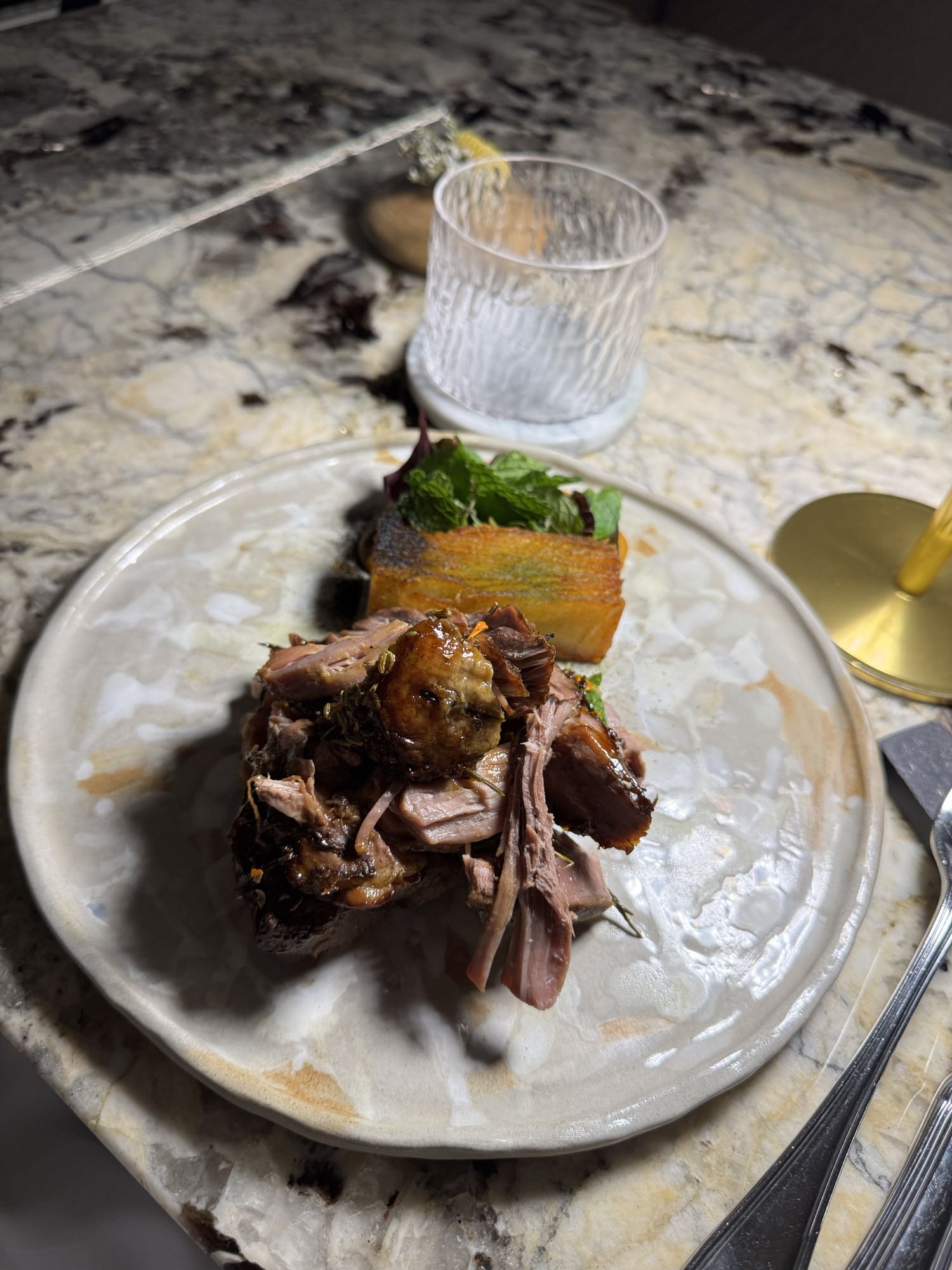 cordero con patatas y ensalada