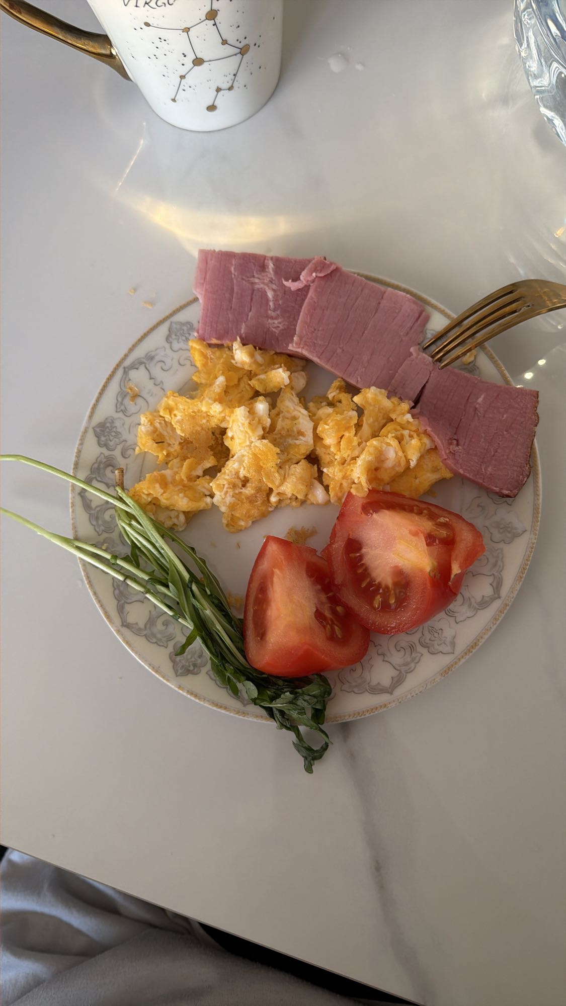 Завтрак с яйцом и ветчиной