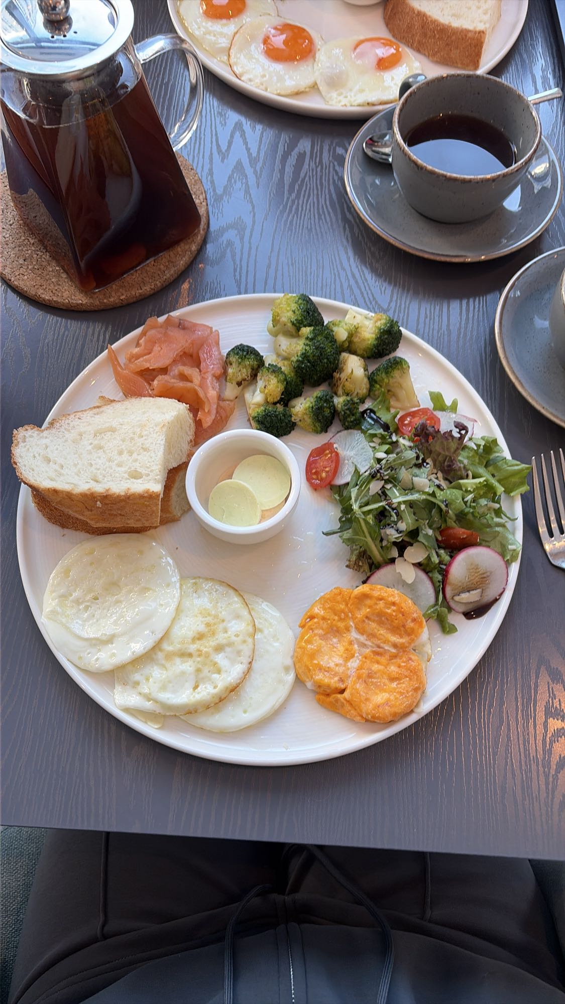 Завтрак с яйцами и лососем