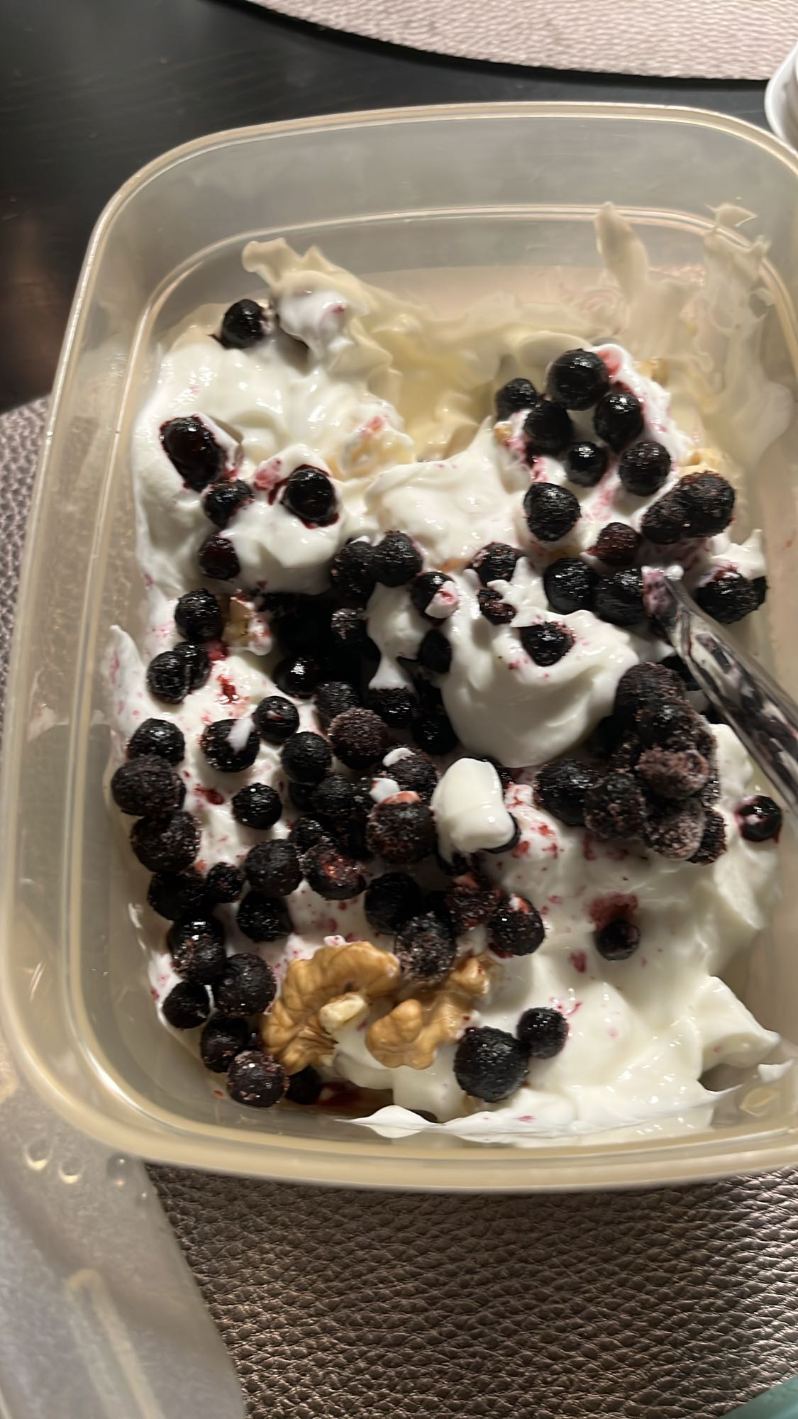 Yoghurt med bär och nötter