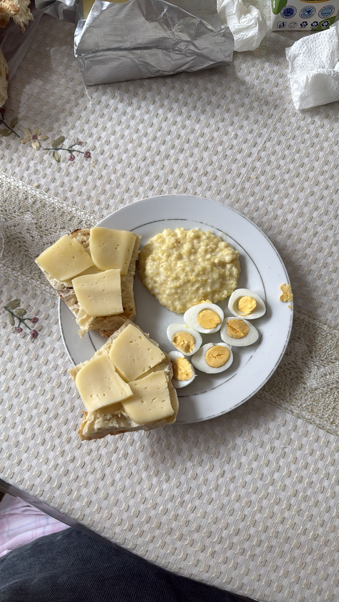 Завтрак с яйцами и сыром