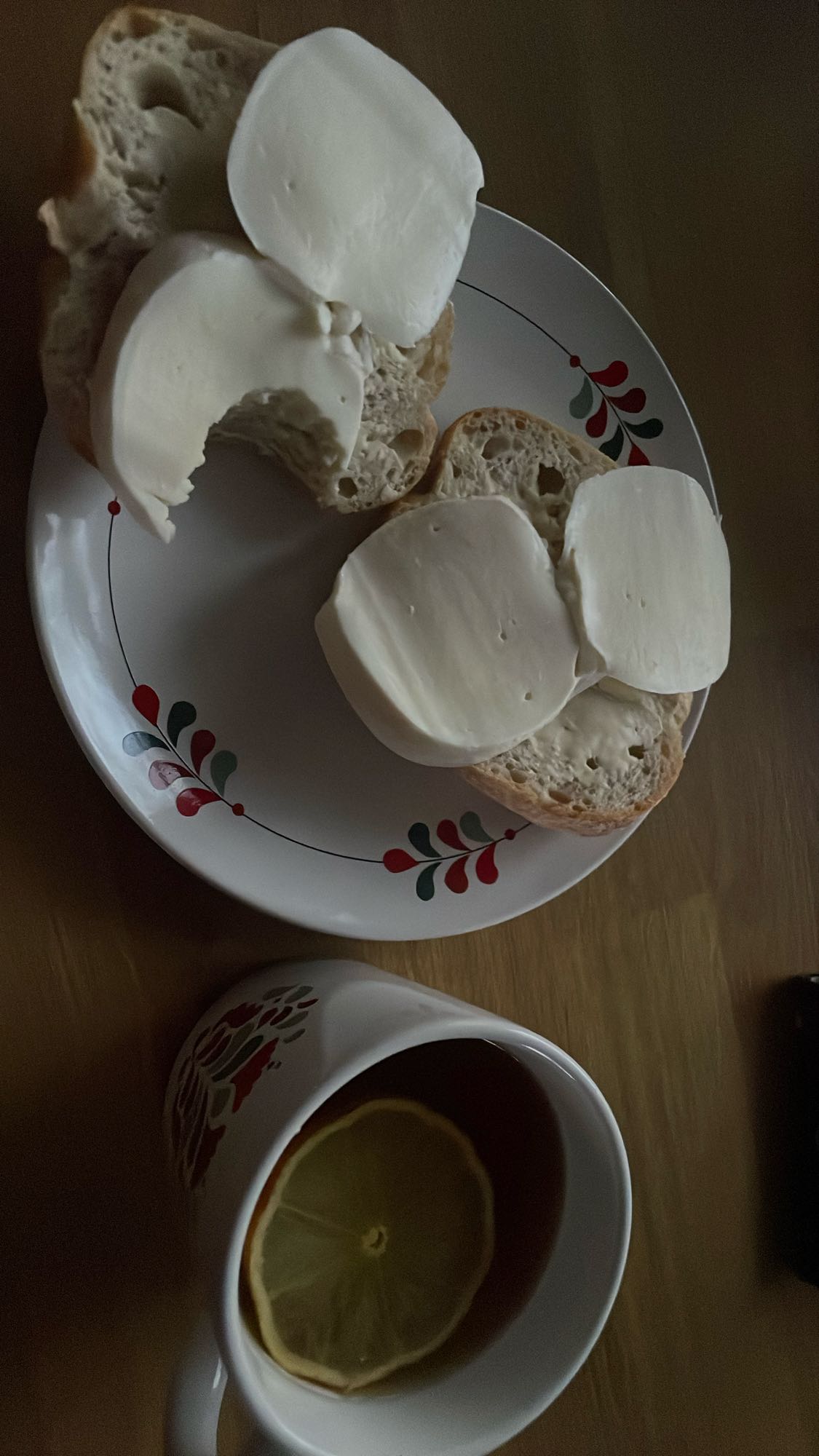 Bułki z mozzarellą i herbatą