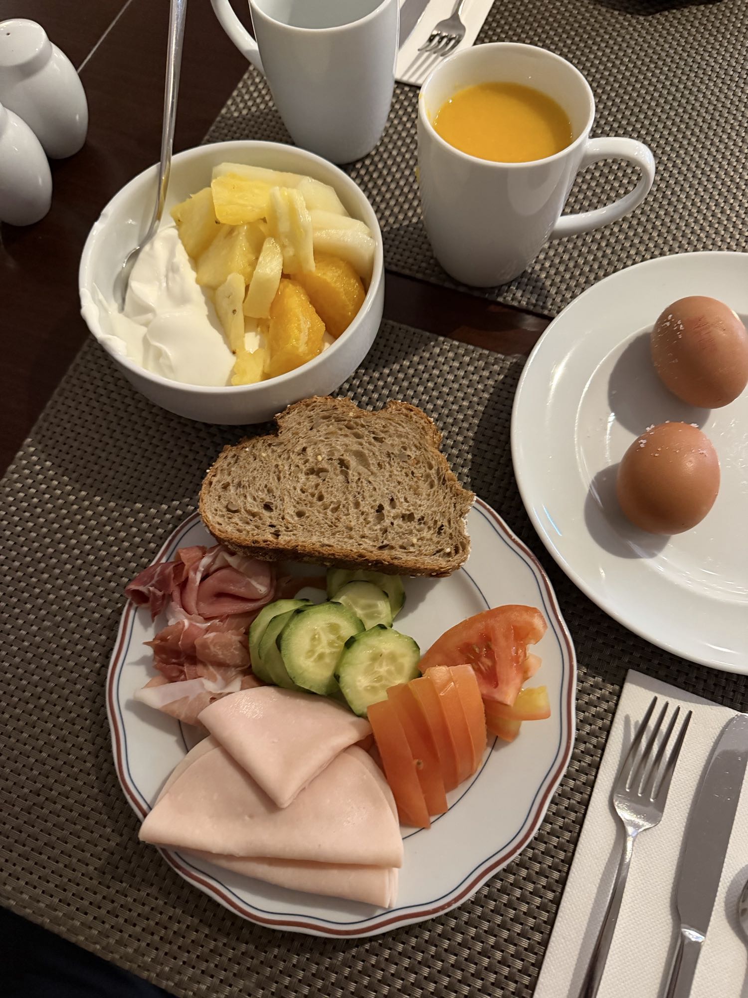 Kahvaltı tabağı ve meyve