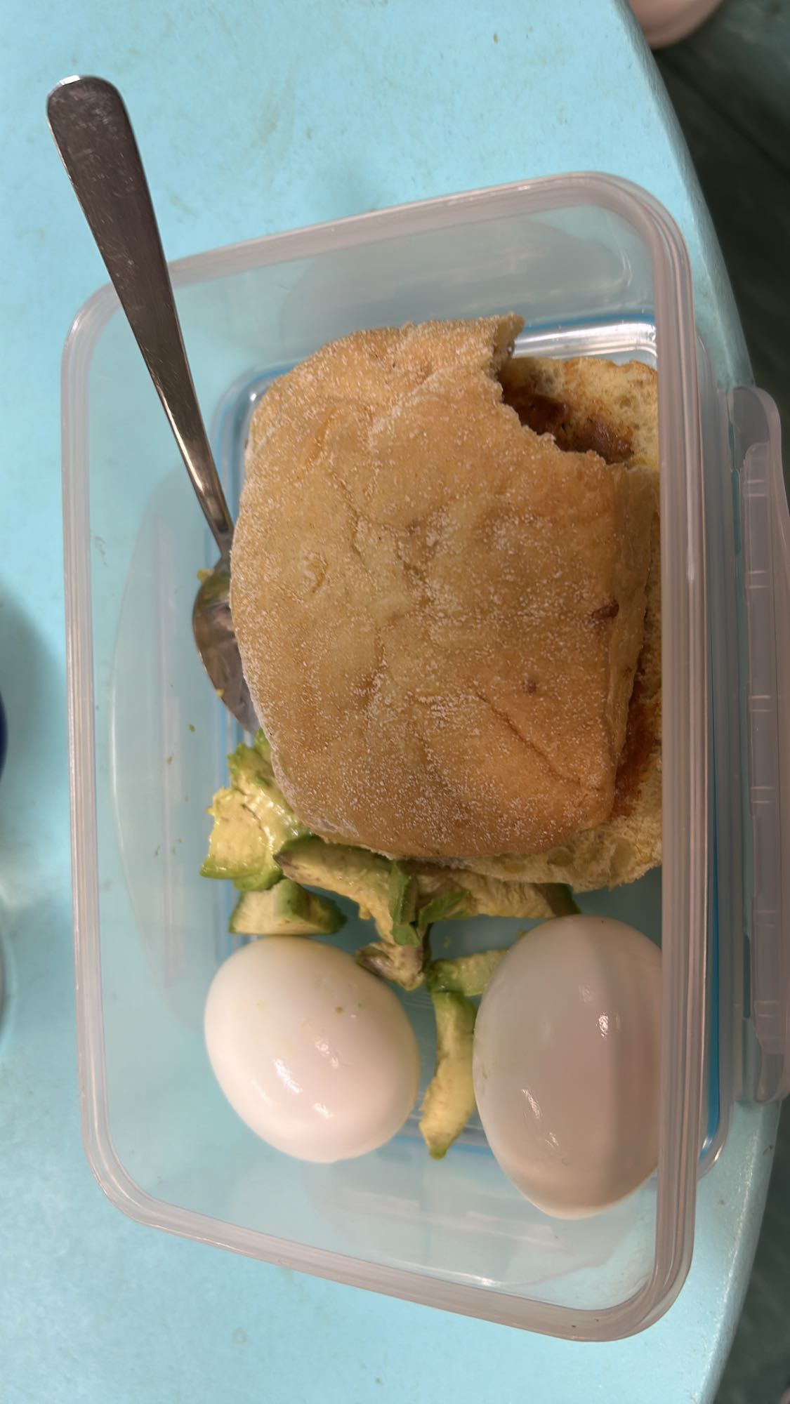 Eggs, avokado og brød