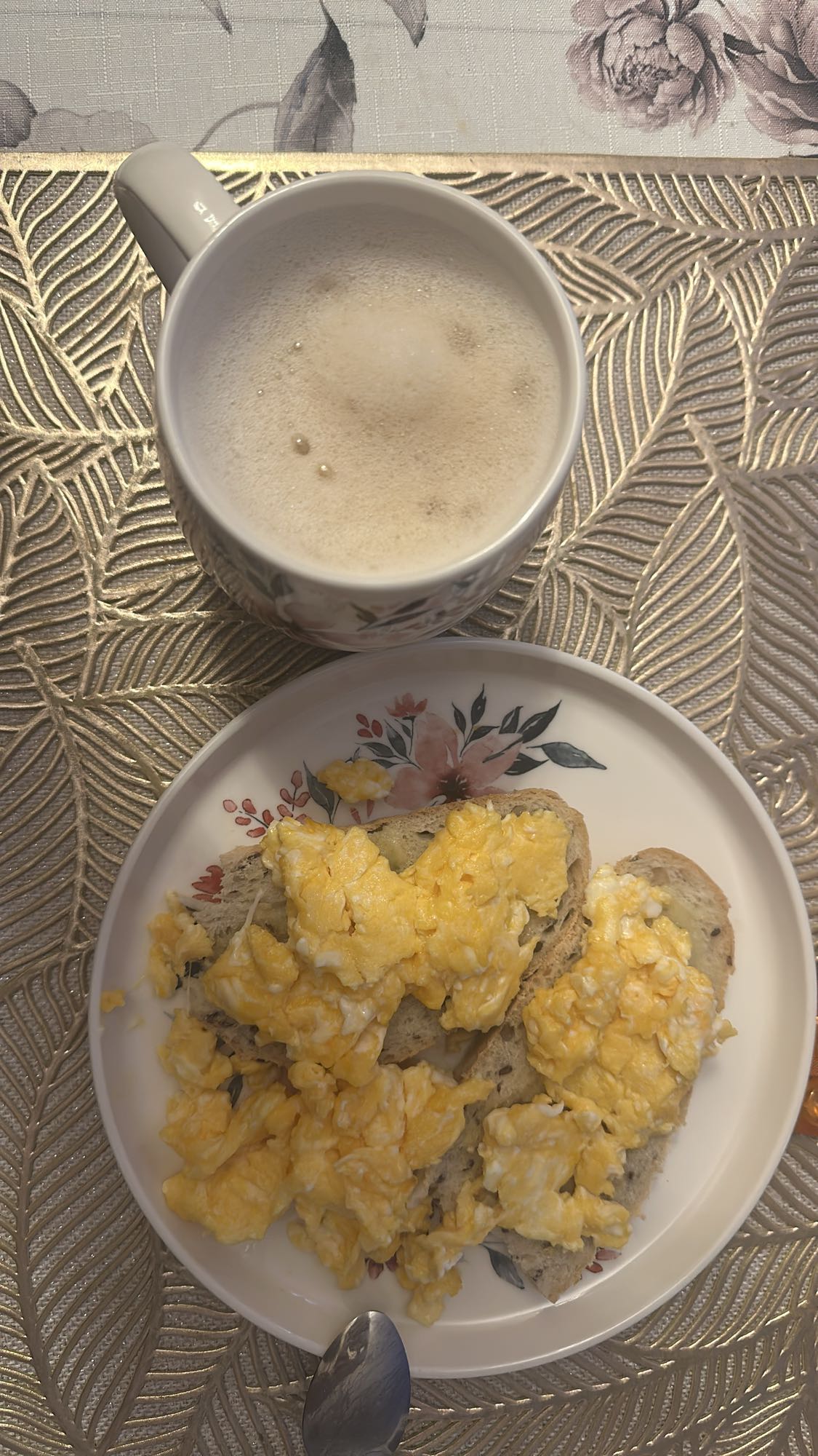 Jajecznica na chlebie z kawą