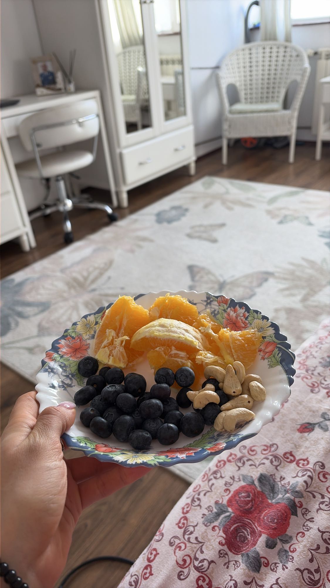 O portocală, câteva afine și câteva nuci caju