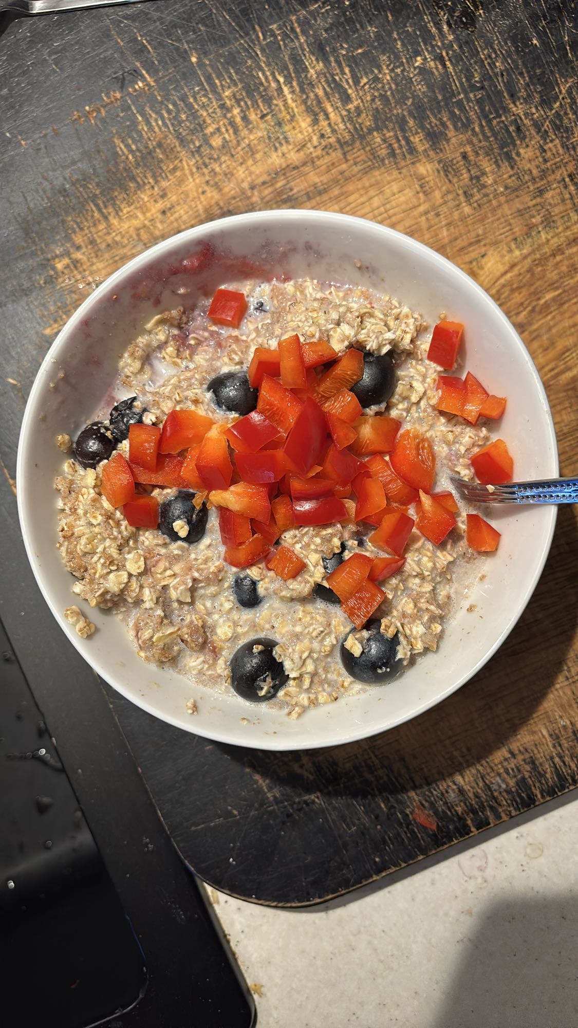 Havregrøt med bær, paprika, knekkebrød og proteinpulver