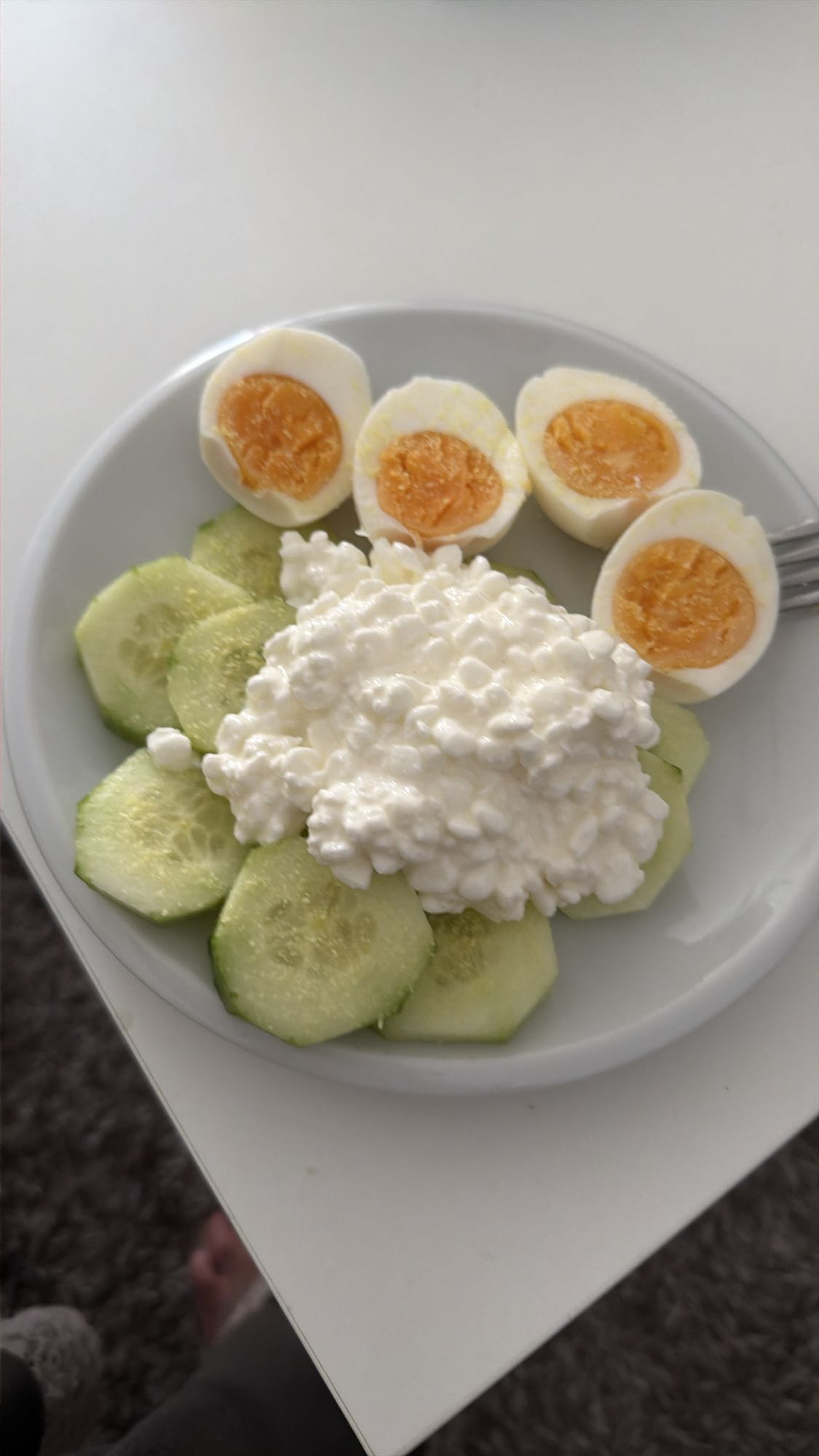 Ei, Hüttenkäse & Gurke Teller
