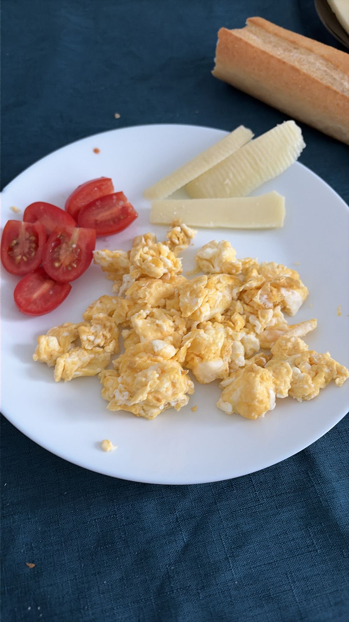 Mic dejun cu ouă și brânză