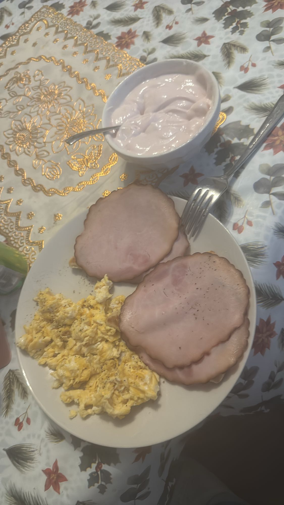 Ägg, skinka och yoghurt