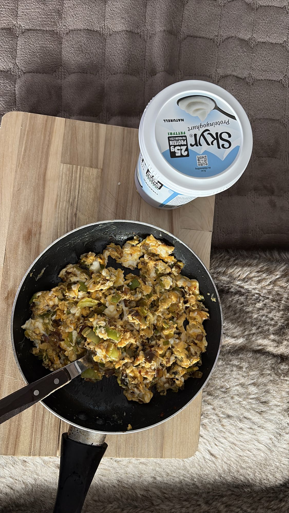 Eggerøre med grønnsaker og Skyr