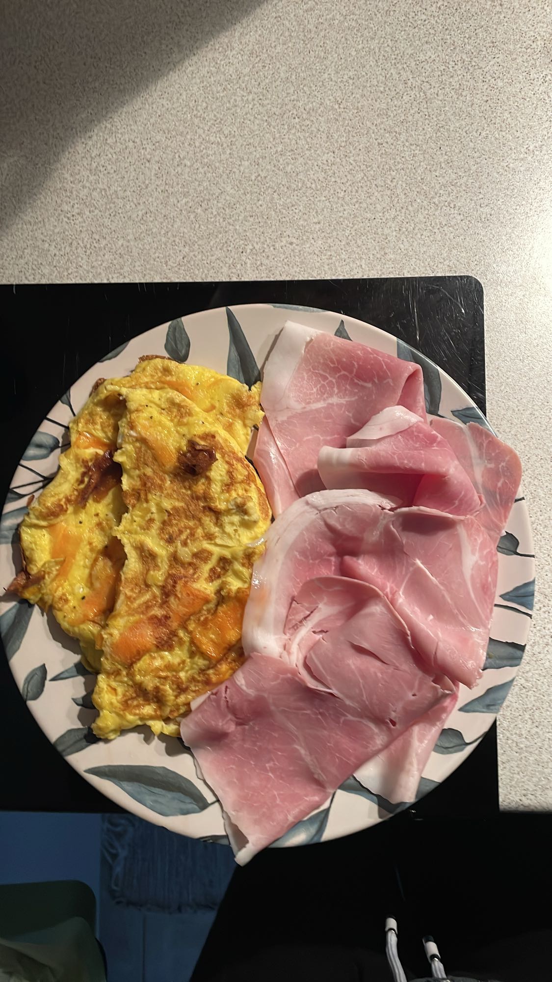 Omelet ve jambon tabağı