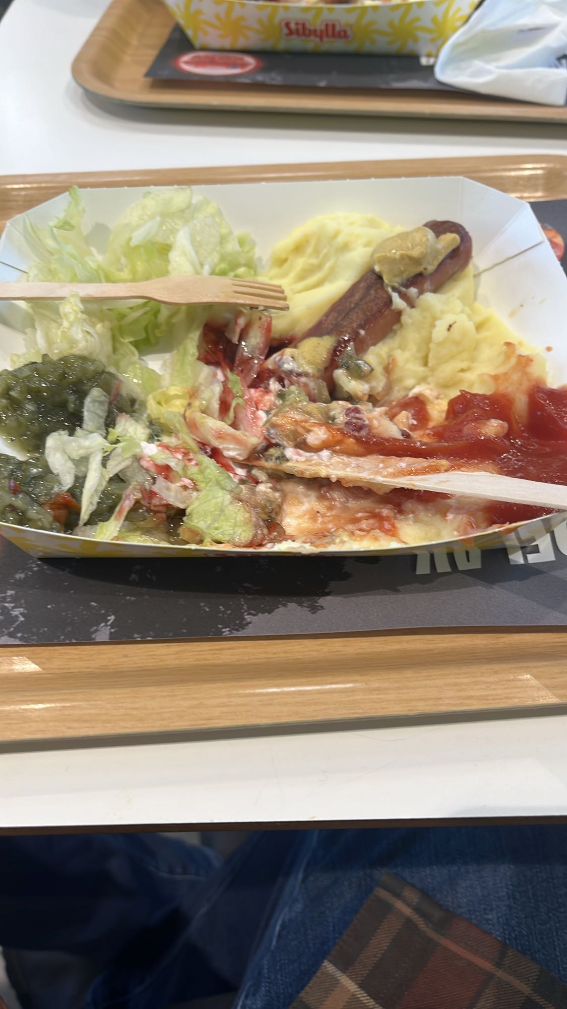 Korv med mos och sallad