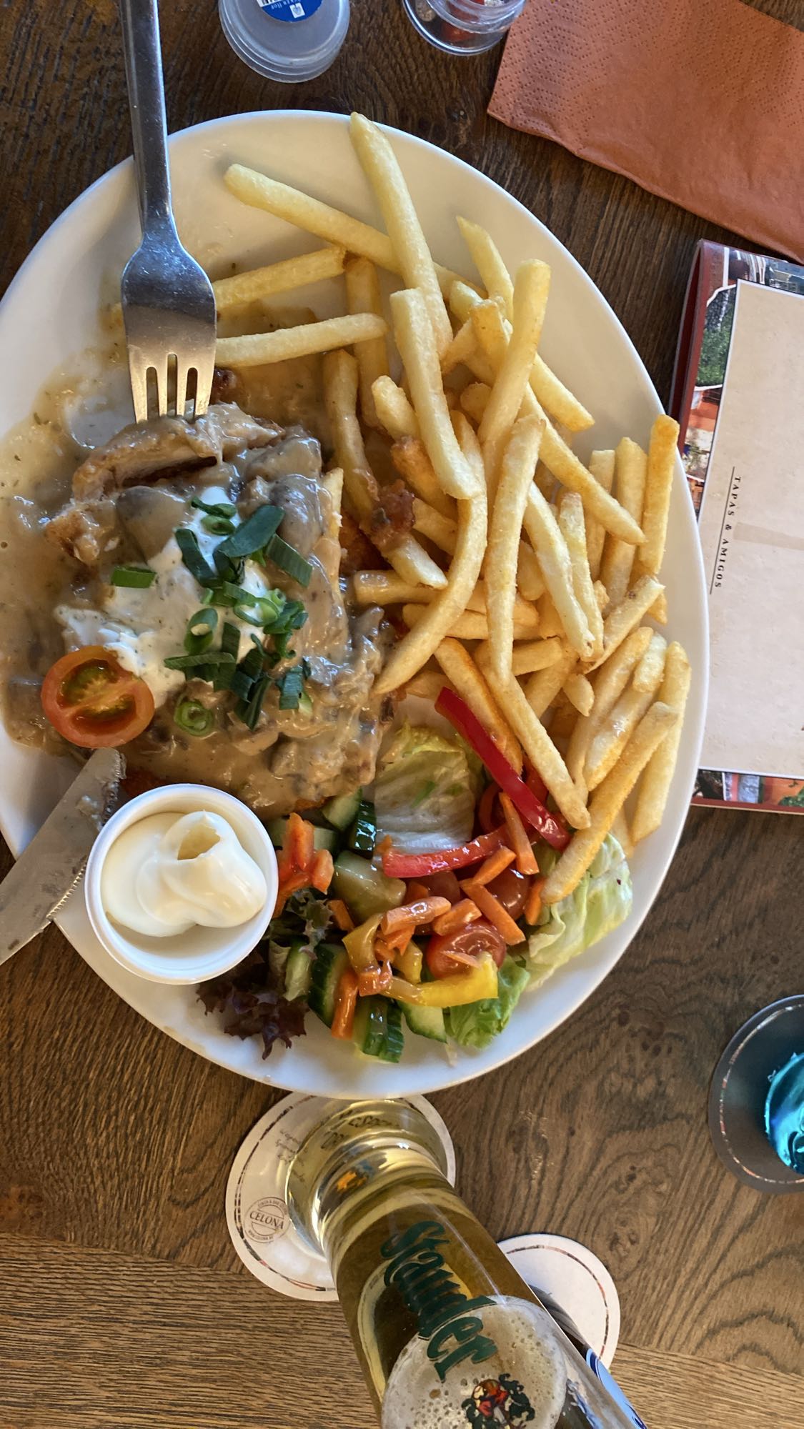 Pommes mit Rahmschnitzel