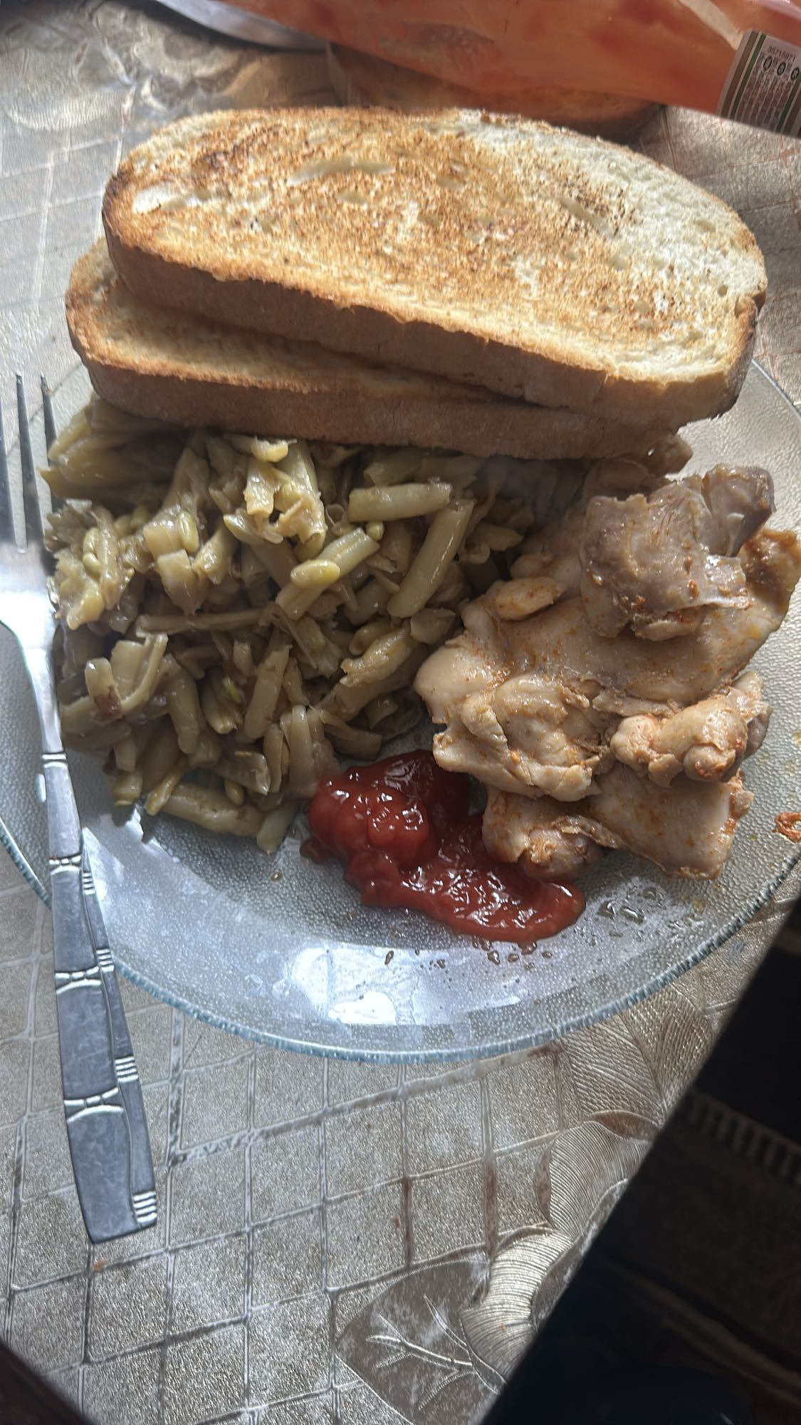 Pui cu fasole verde și pâine prăjită