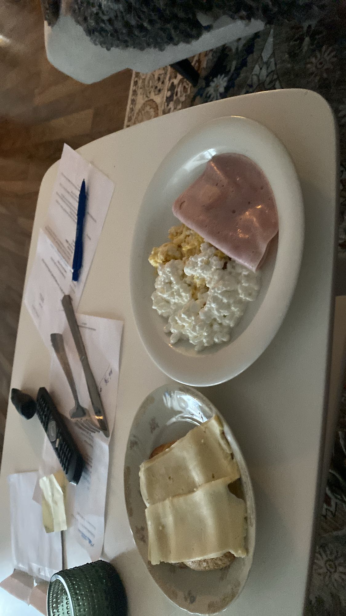 Ostsmörgås med ägg och skinka