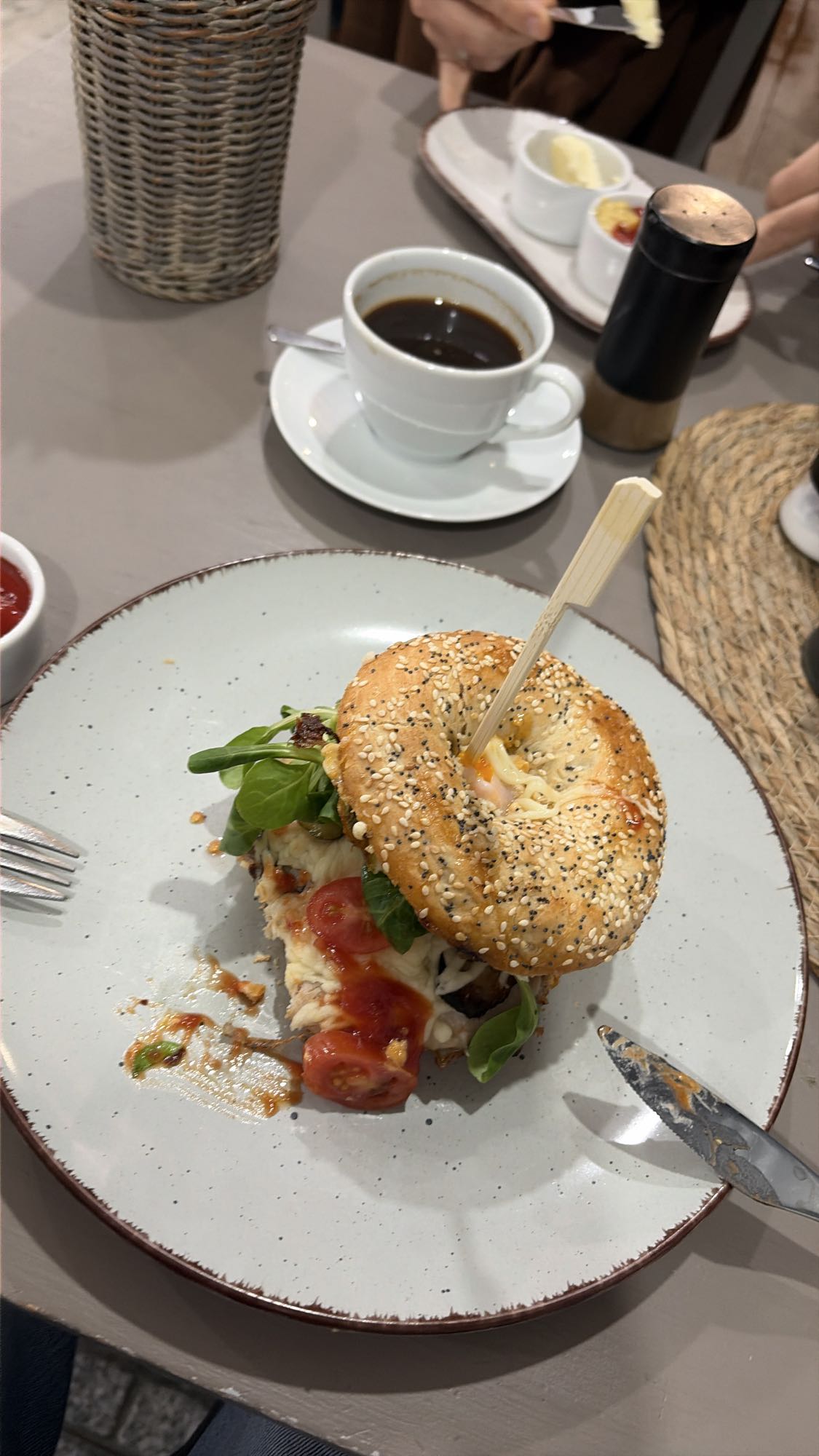 Bajgiel z warzywami i serem