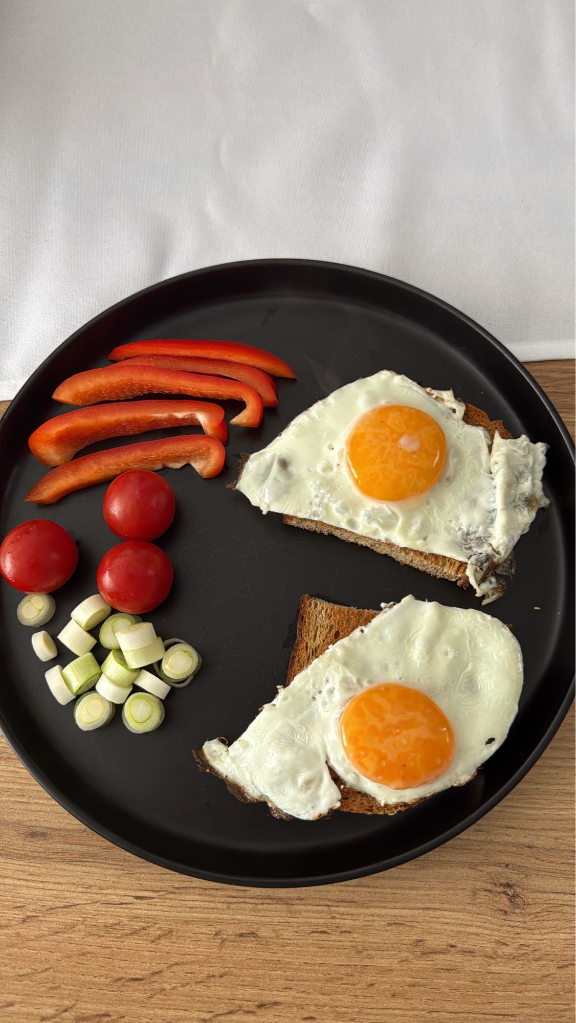 Mic dejun cu ouă și legume