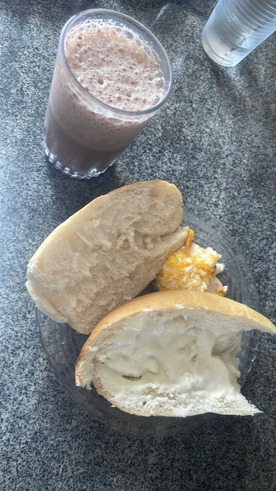 Pão com ovos e vitamina