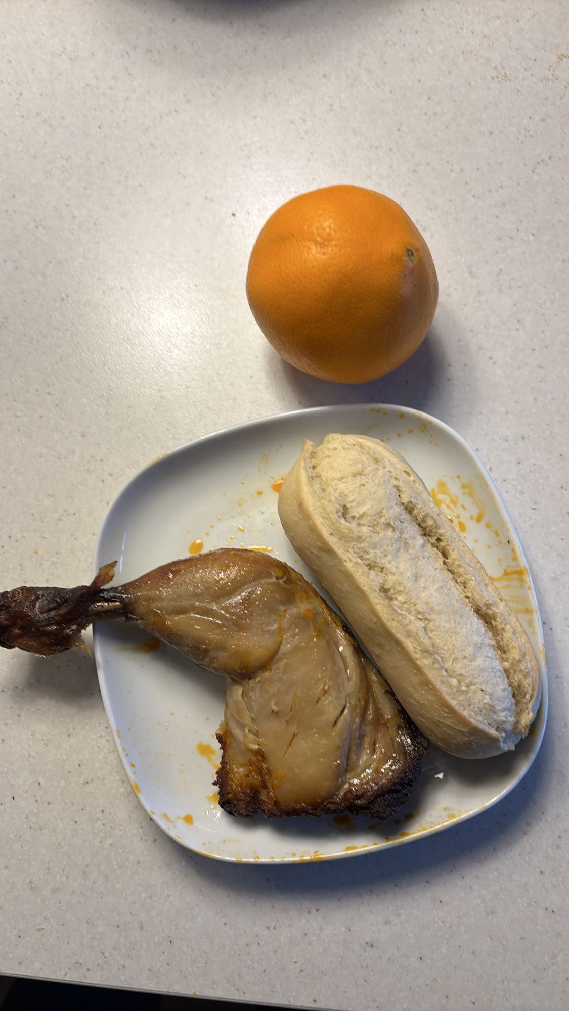 Kylling, brød og appelsin