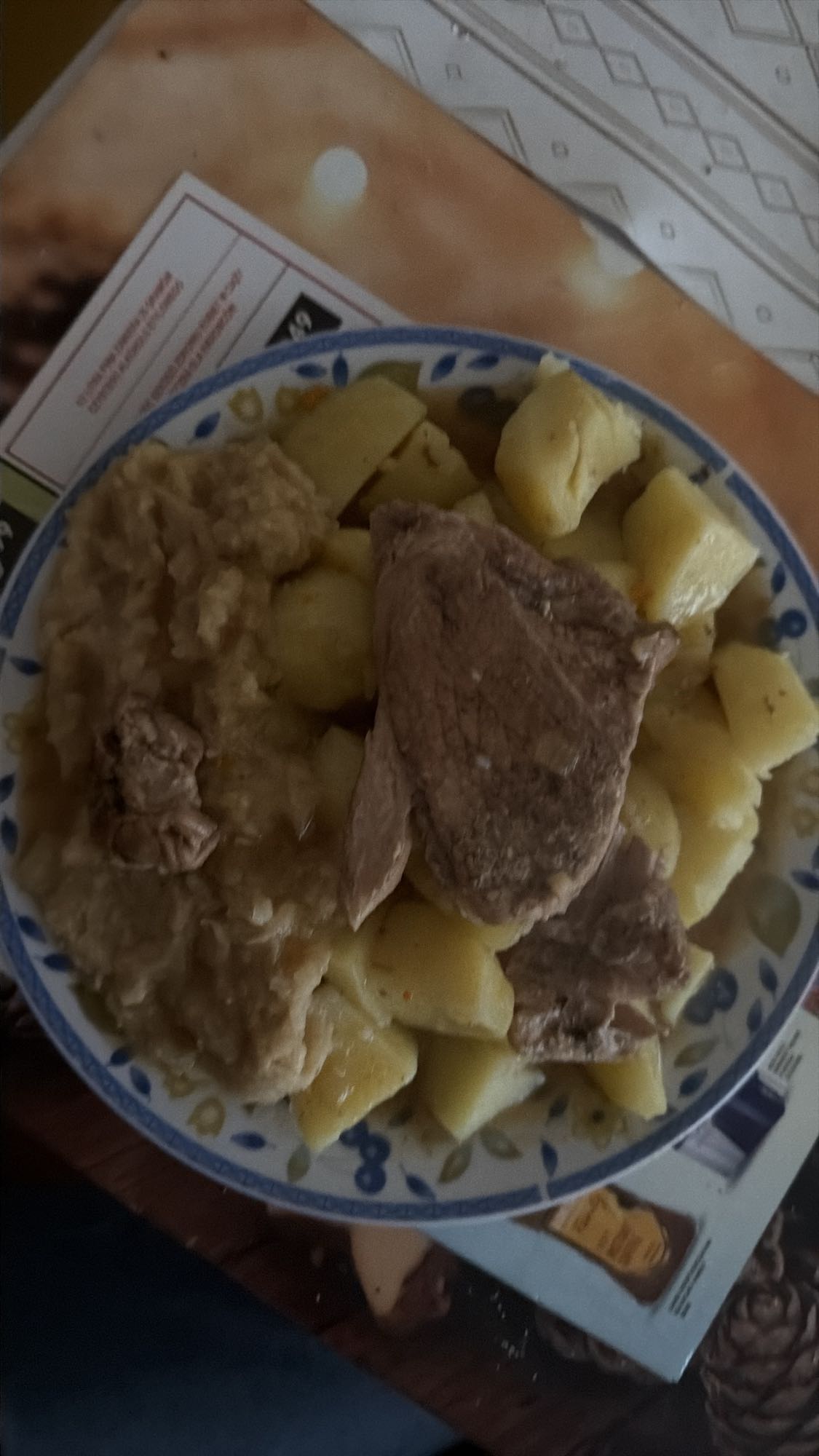 Ziemniaki z mięsem i grochem