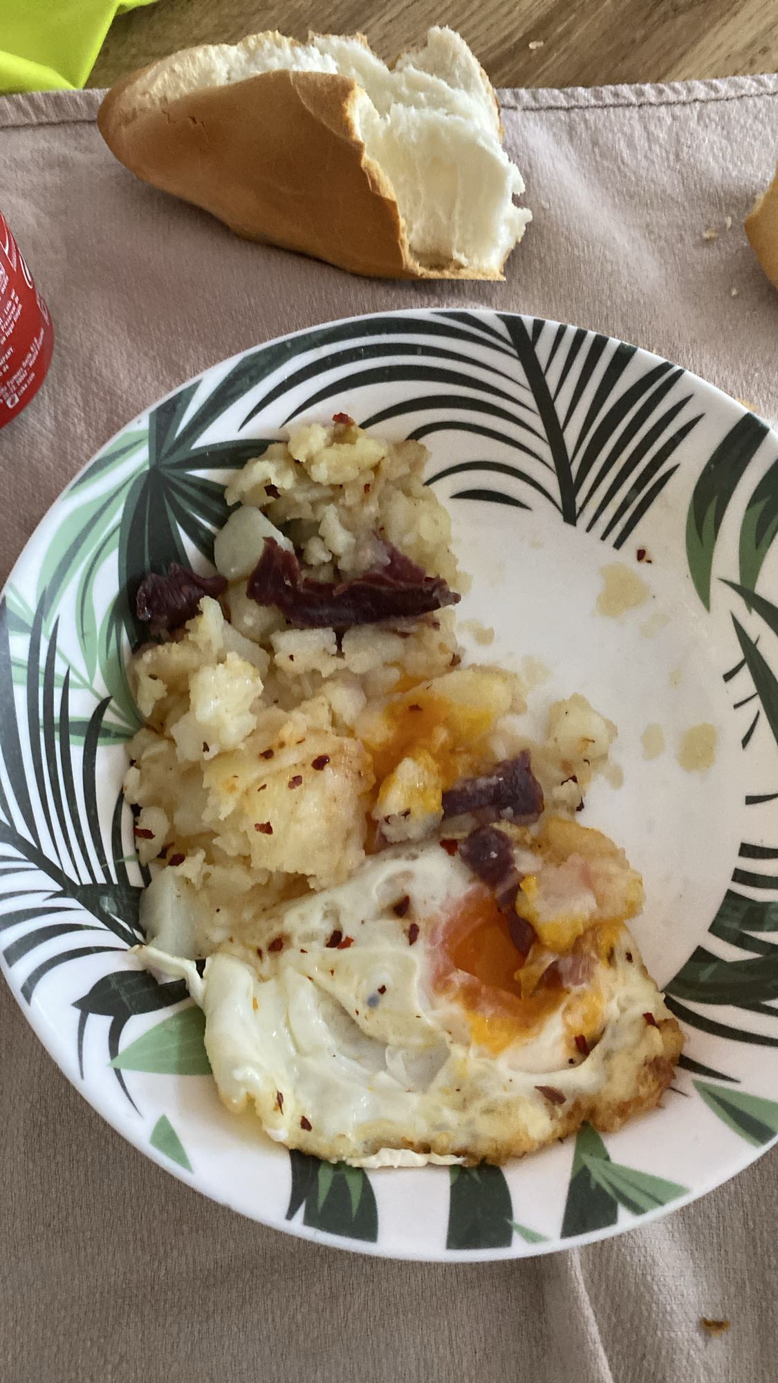 huevo con papas y pan