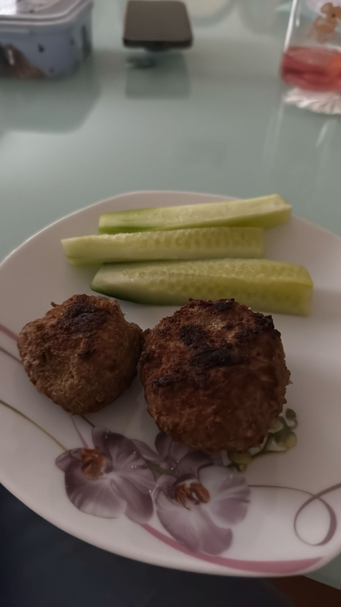 Köfte ve salatalık