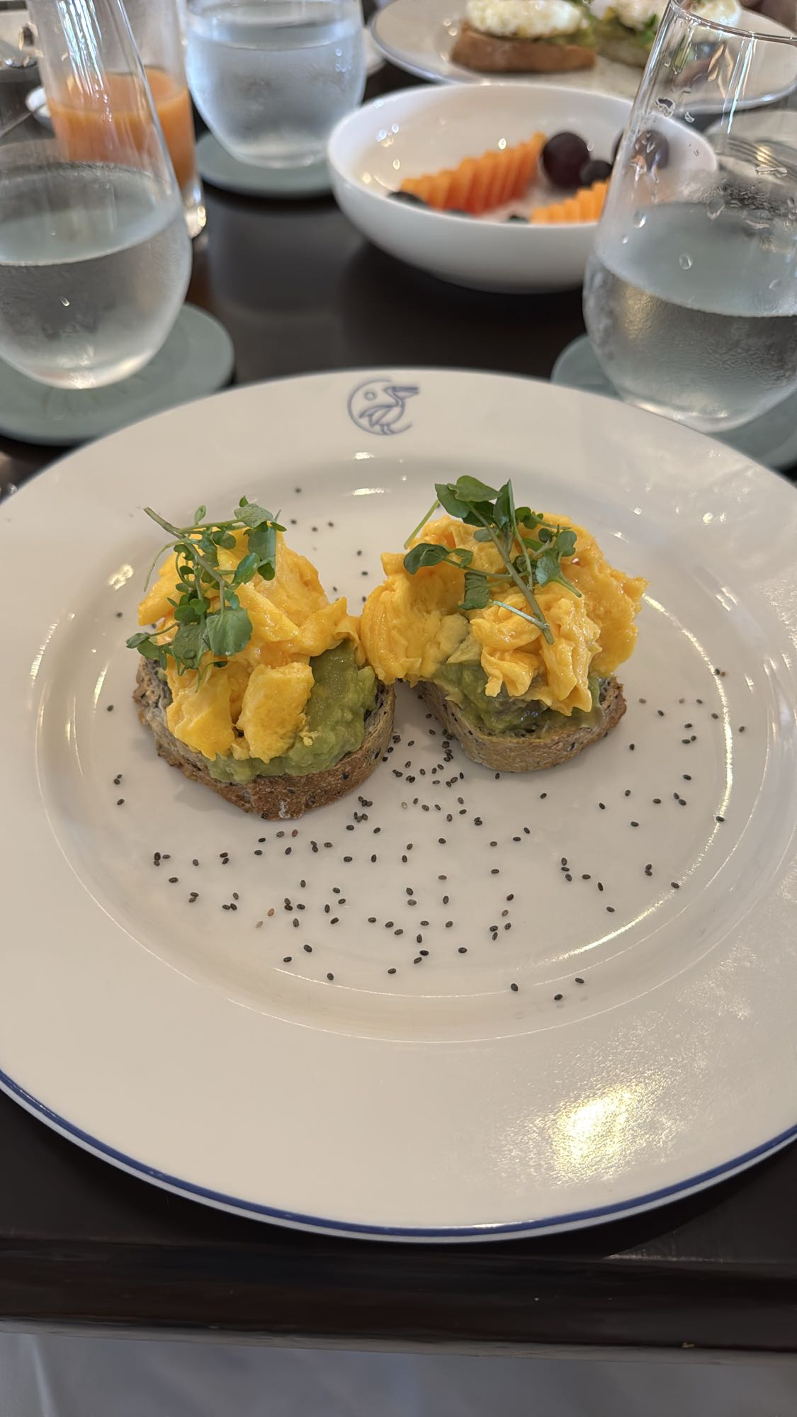 Tostadas con aguacate y huevo