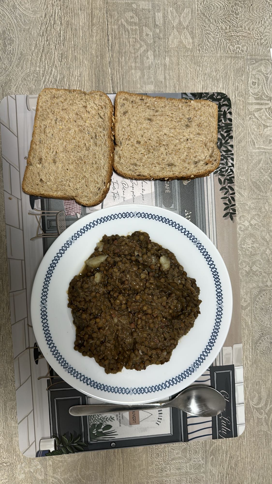 Lentejas con pan integral