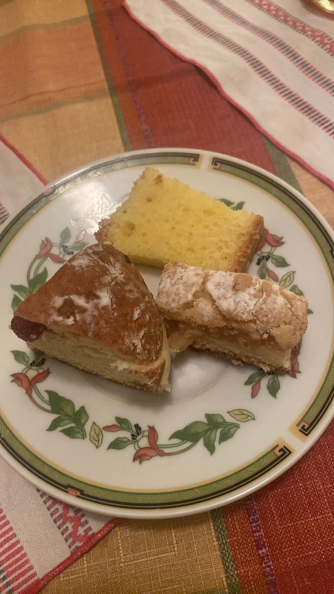 trzy kawałki ciasta