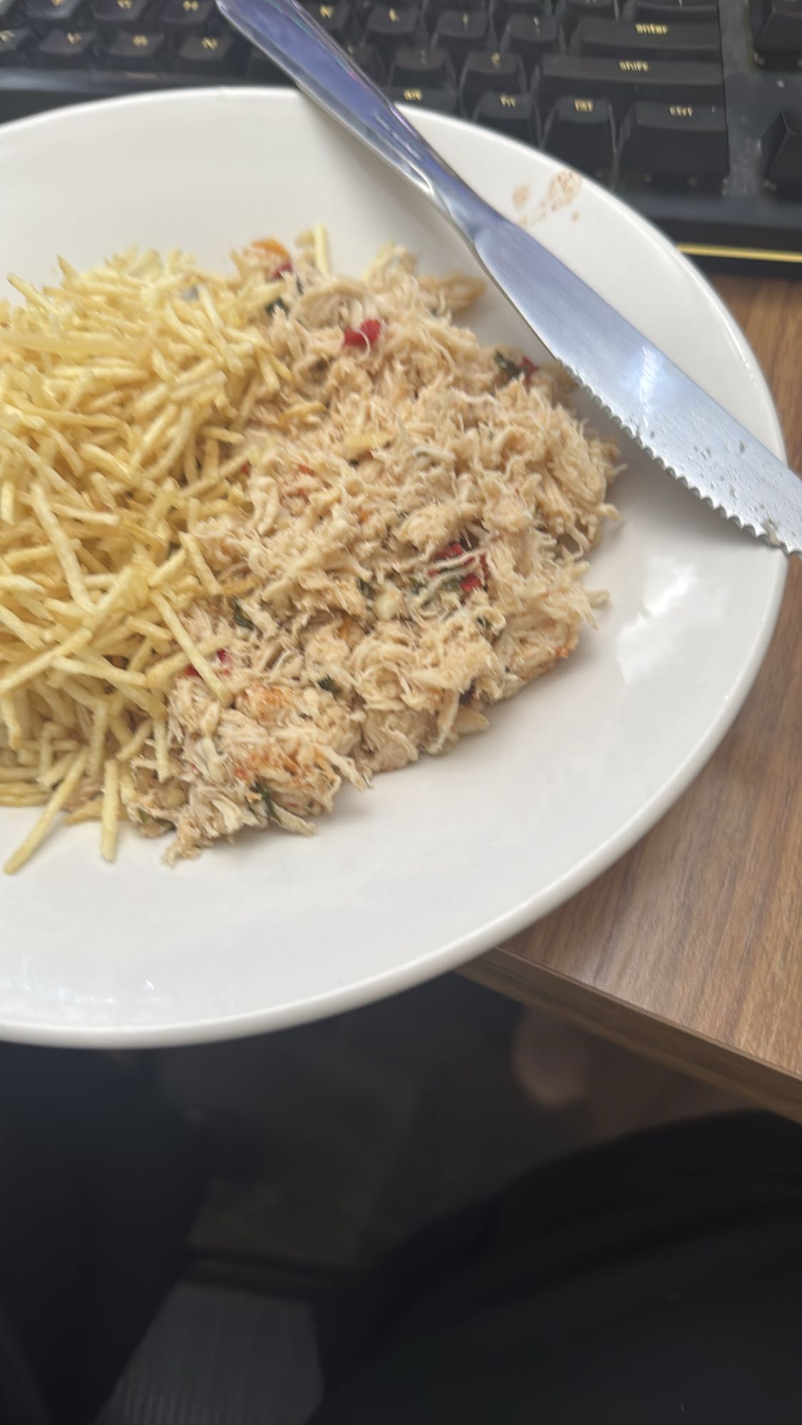 Frango desfiado com batata palha