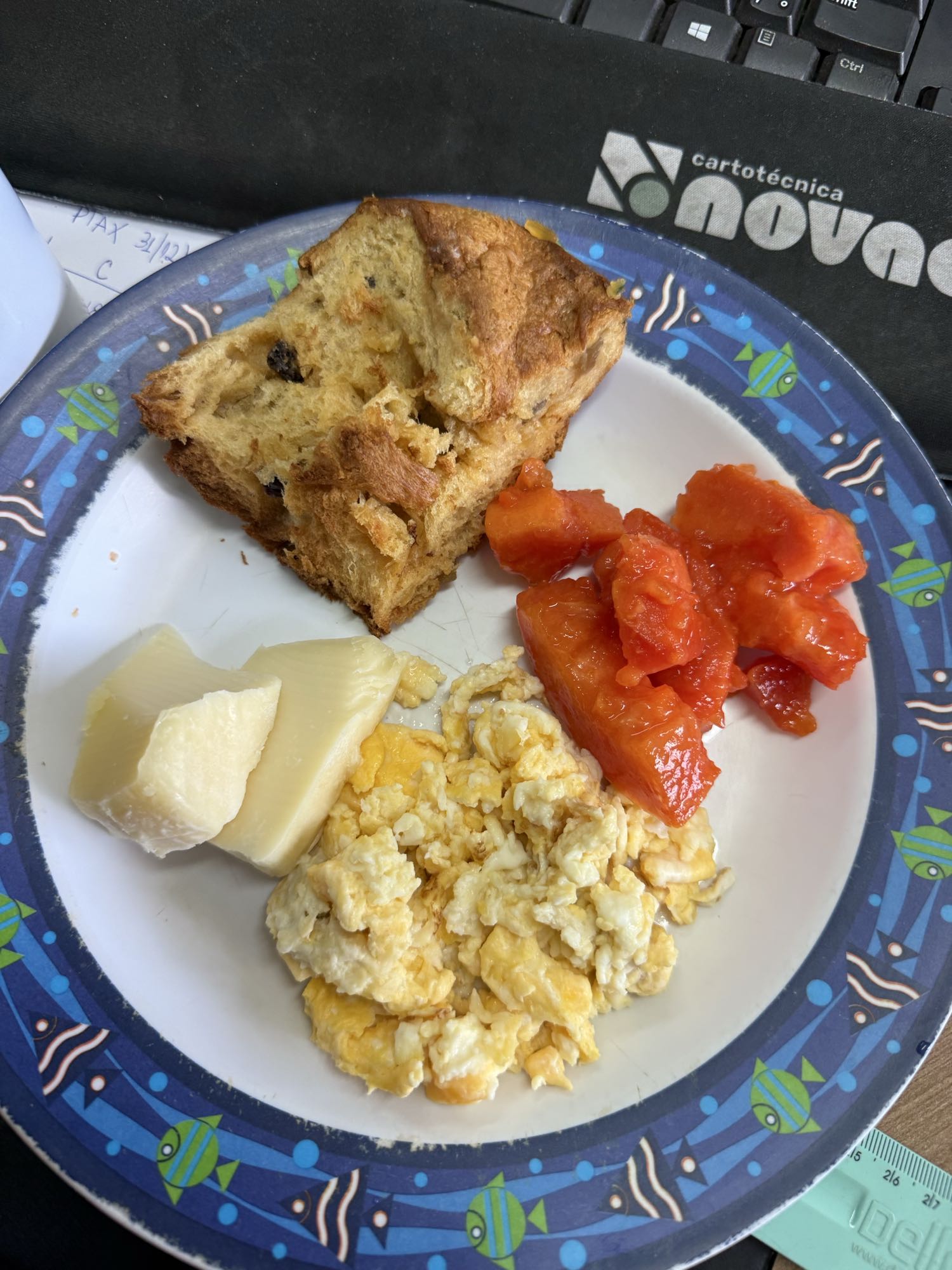 Café com ovos e pão doce