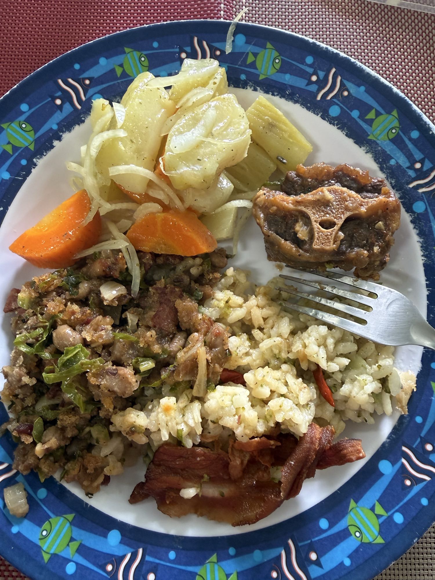 Arroz com carne e legumes