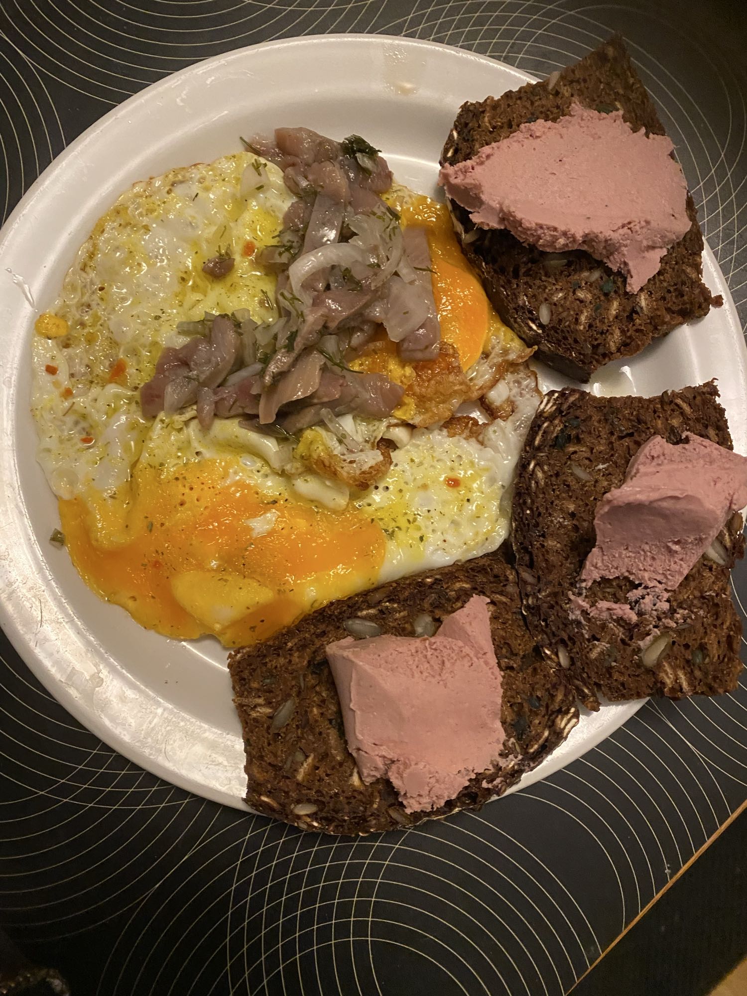 Ägg med sill och leverpastej