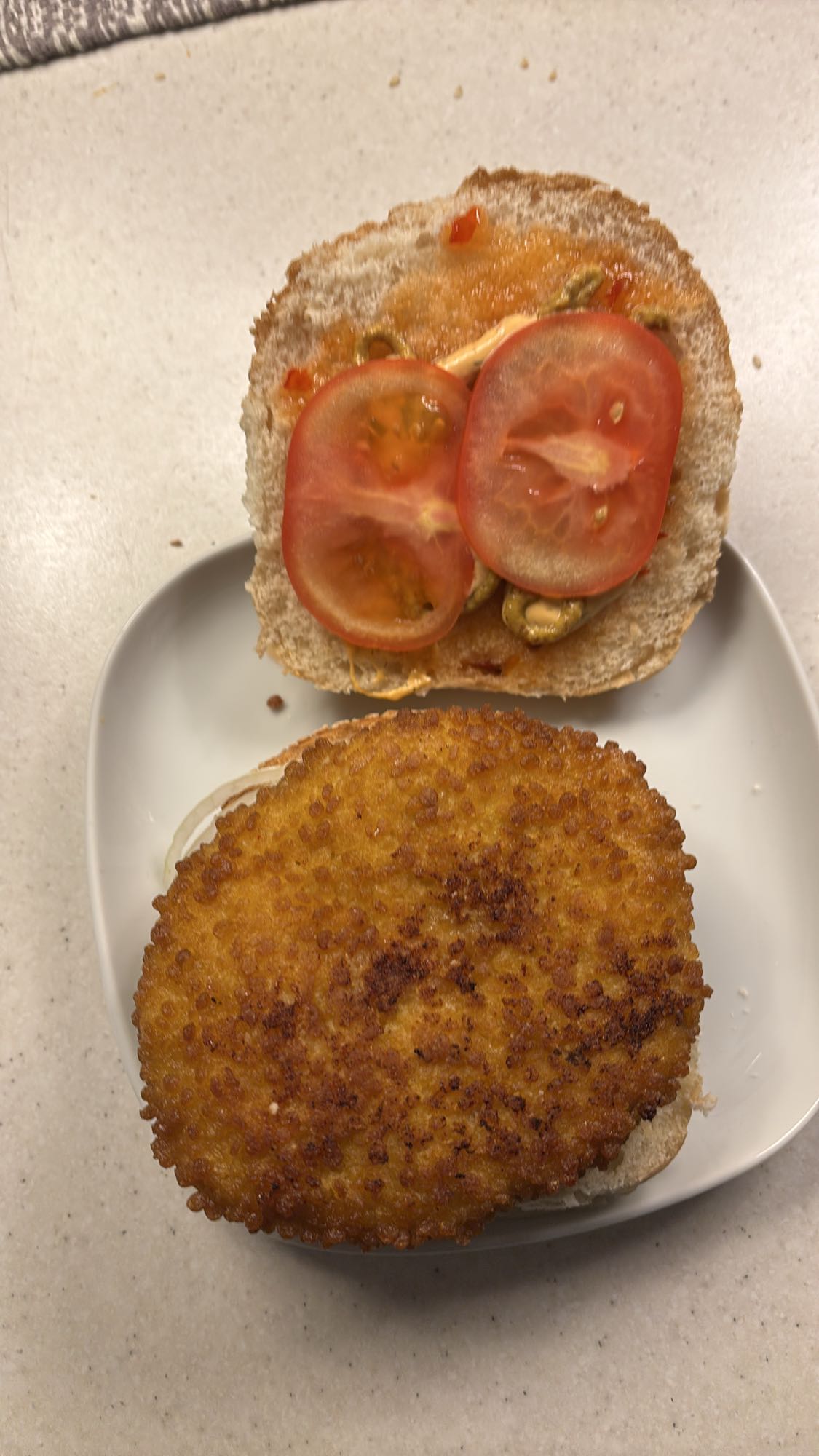 Kyllingburger med tomat og løk