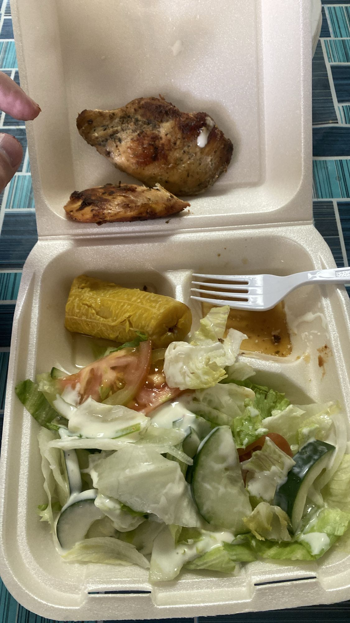 Pollo asado con ensalada
