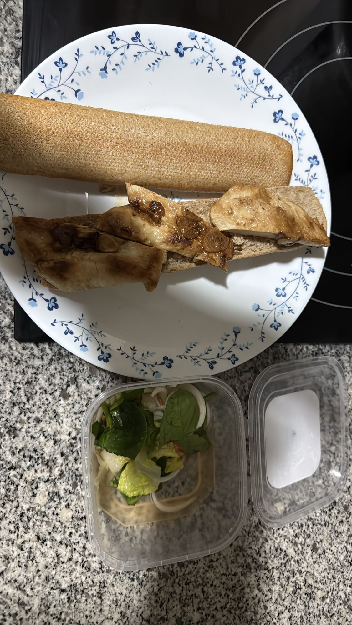Bocadillo de pollo y ensalada