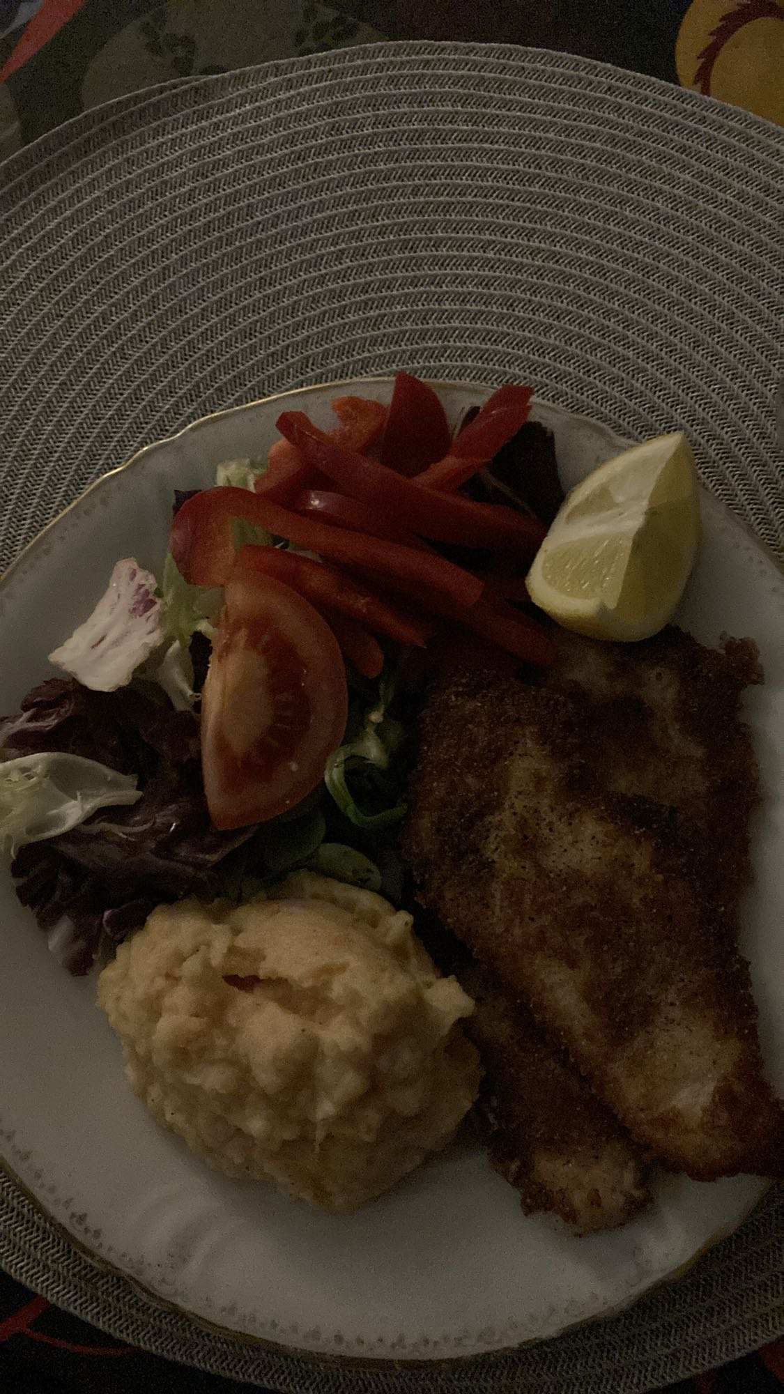 Panerad fisk med mos och sallad