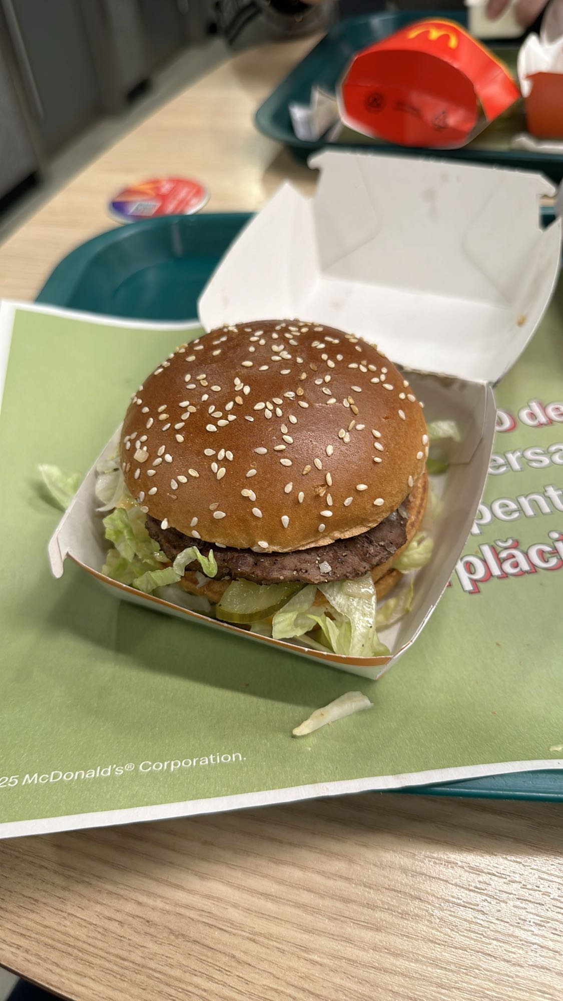 Burger cu vită și salată