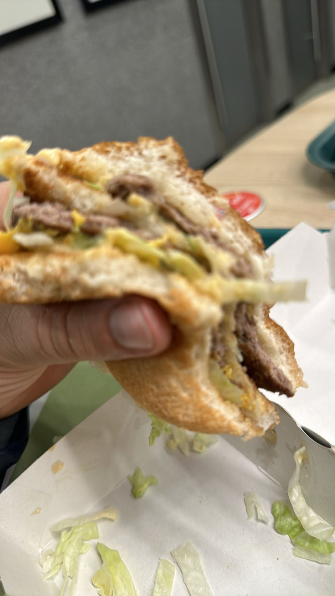 Burger cu brânză și salată