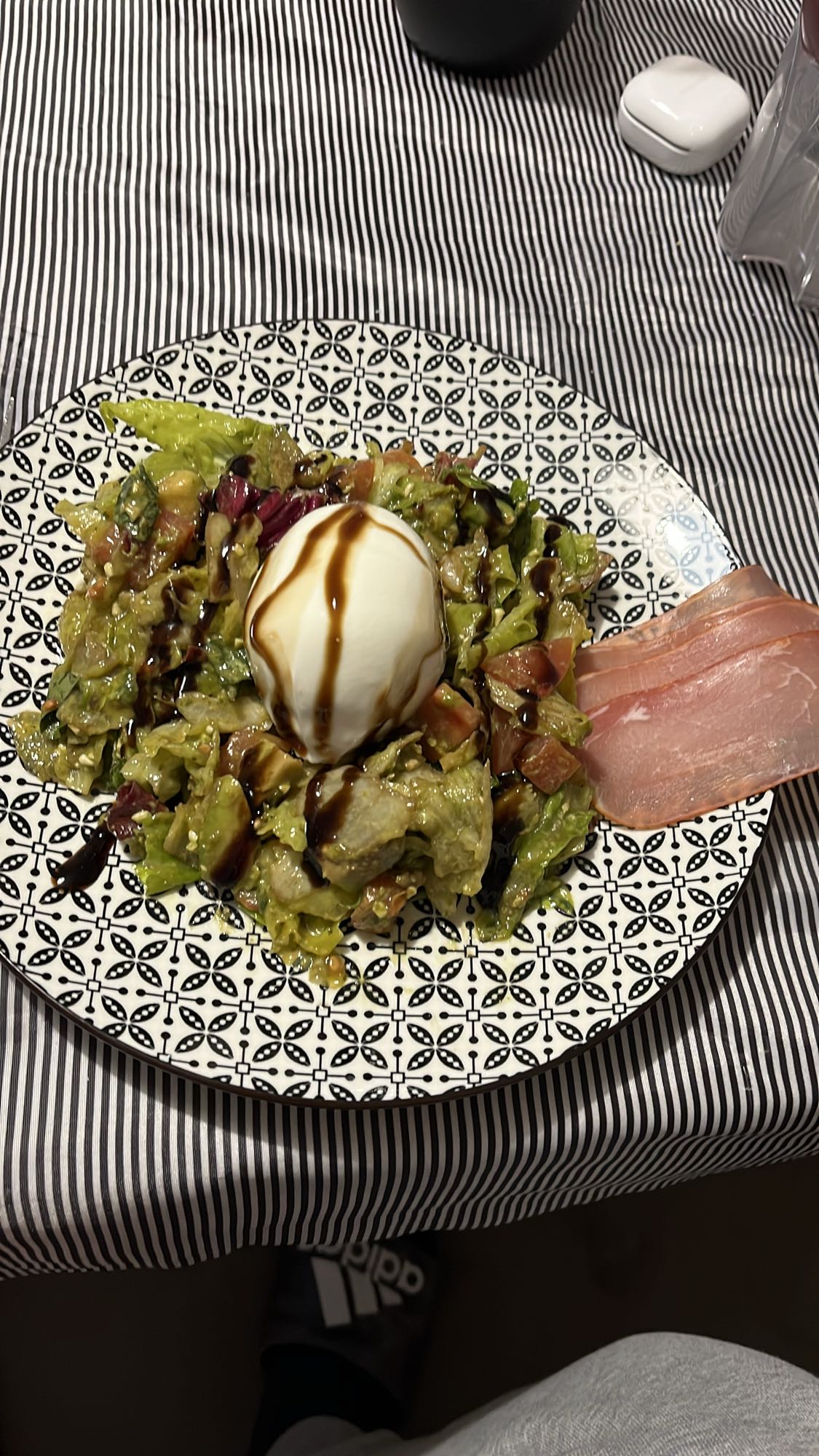 Салата с моцарела и прошуто