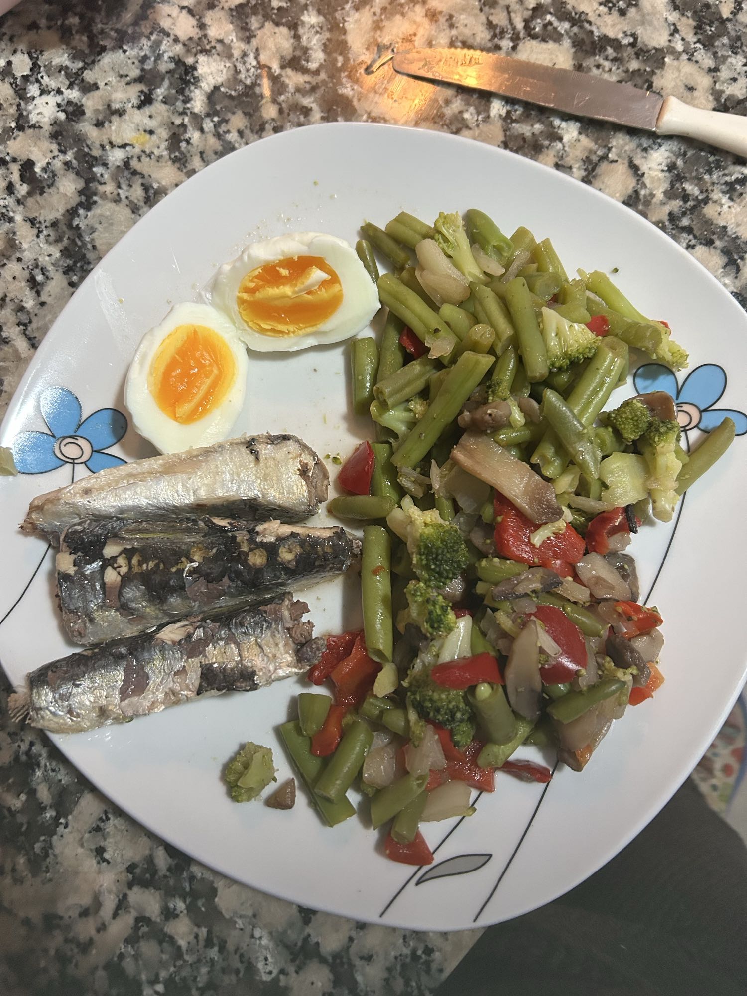 Huevos, sardinas y verduras