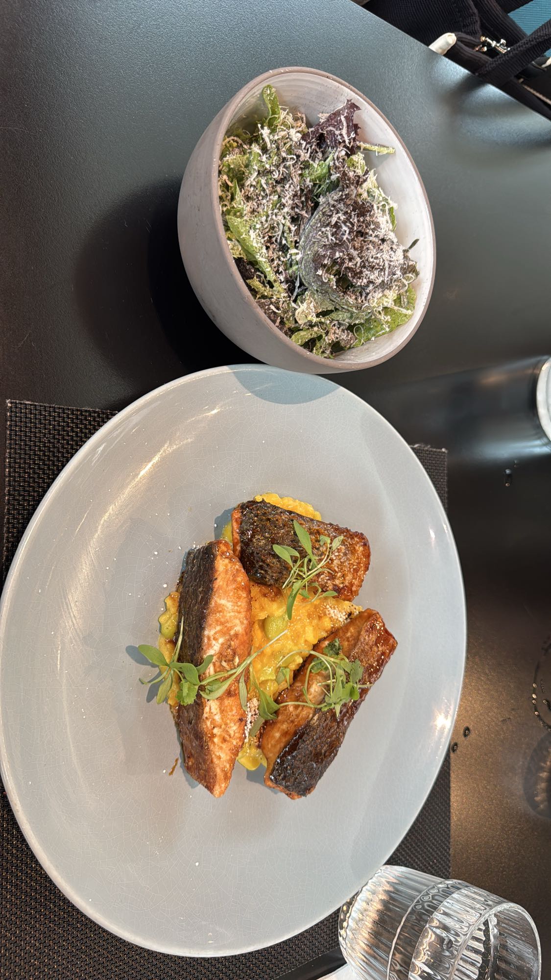 salmón con ensalada verde