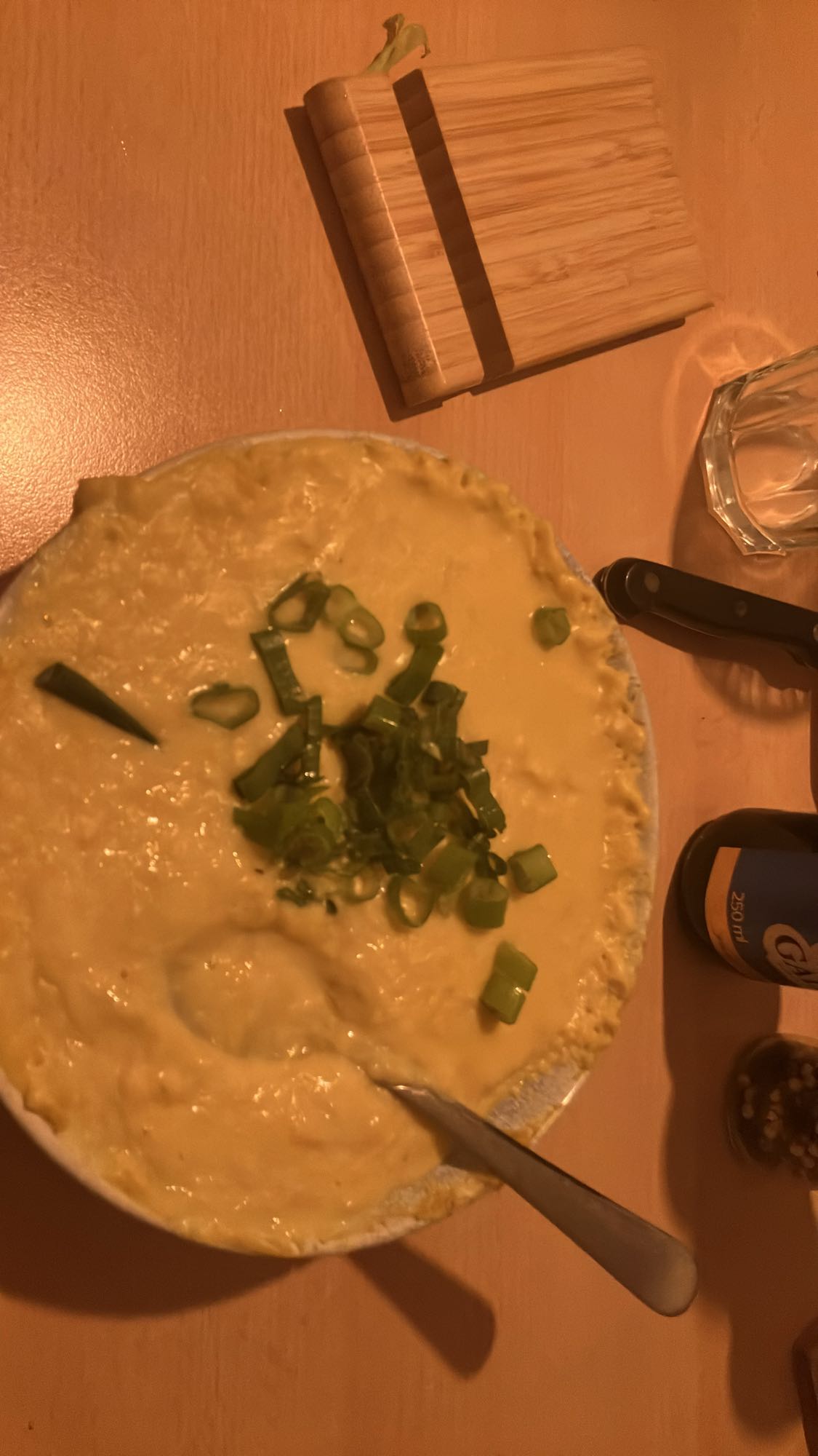 Sopa cremosa de milho com frango e salada